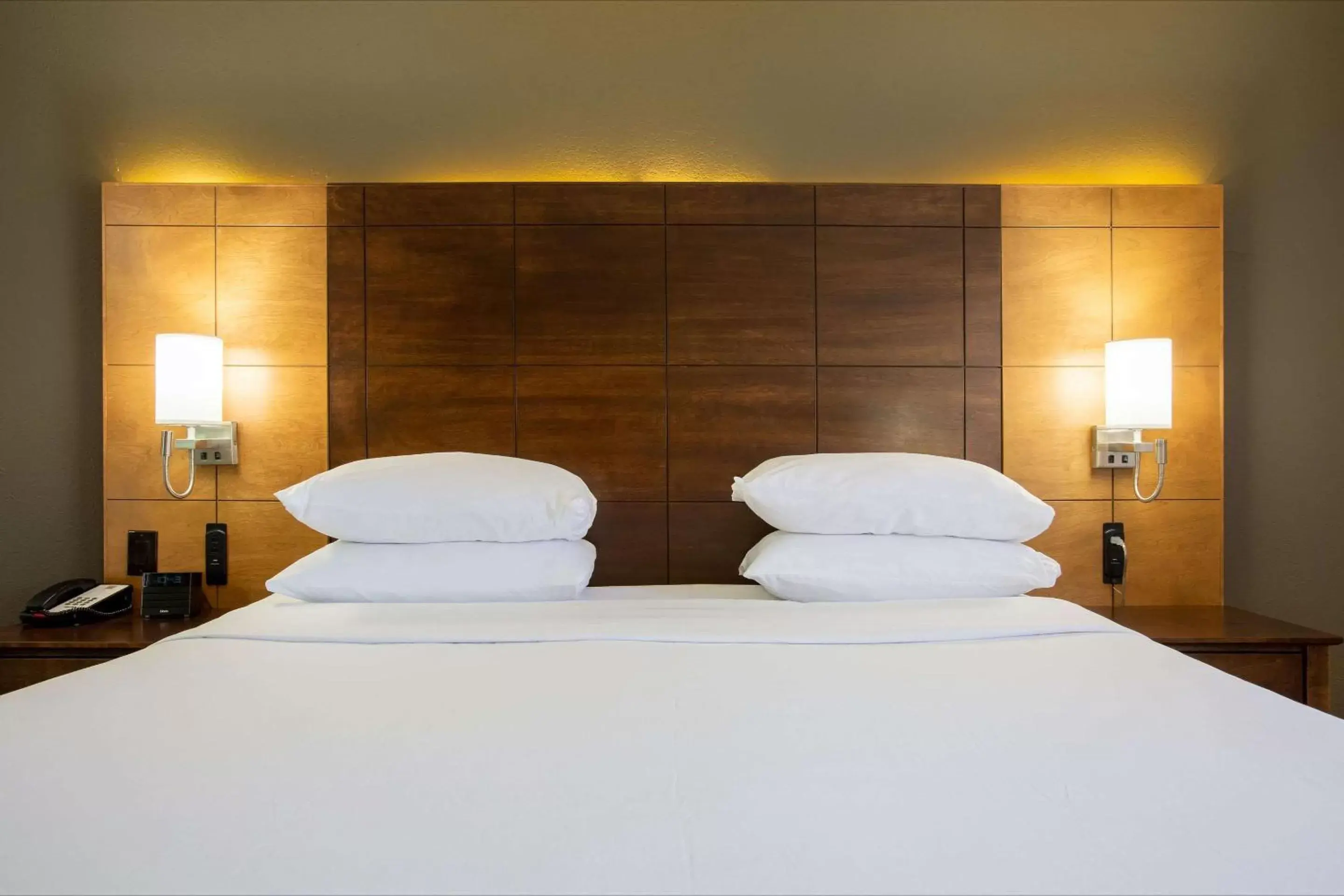 Bedroom, Bed in Arroyo Pinion Hotel, Ascend Hotel Collection
