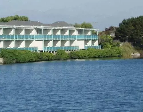 Facade/entrance, Property Building in Coral Reef Inn & Condo Suites