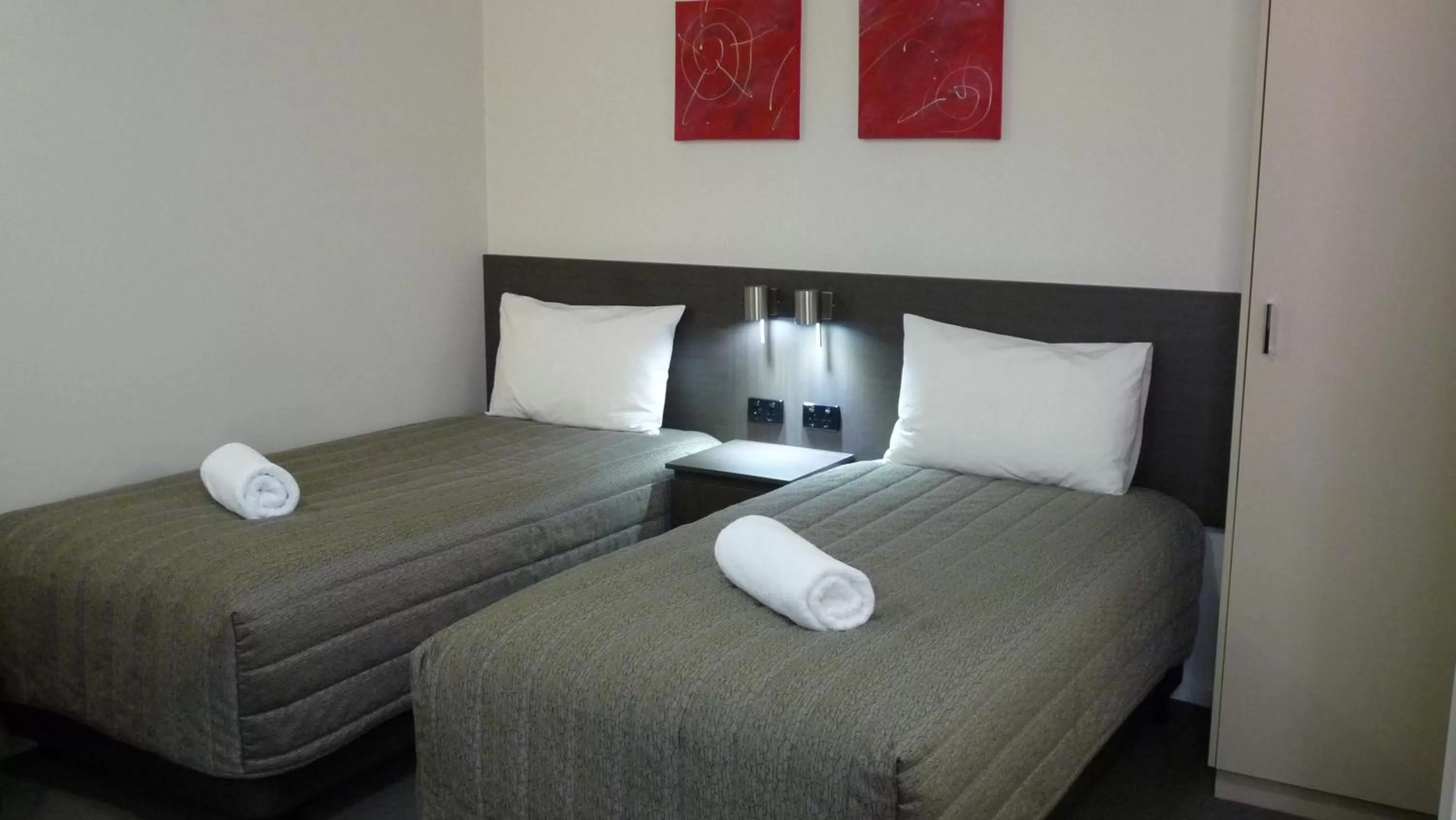 Bed in Loddon River Motel Kerang