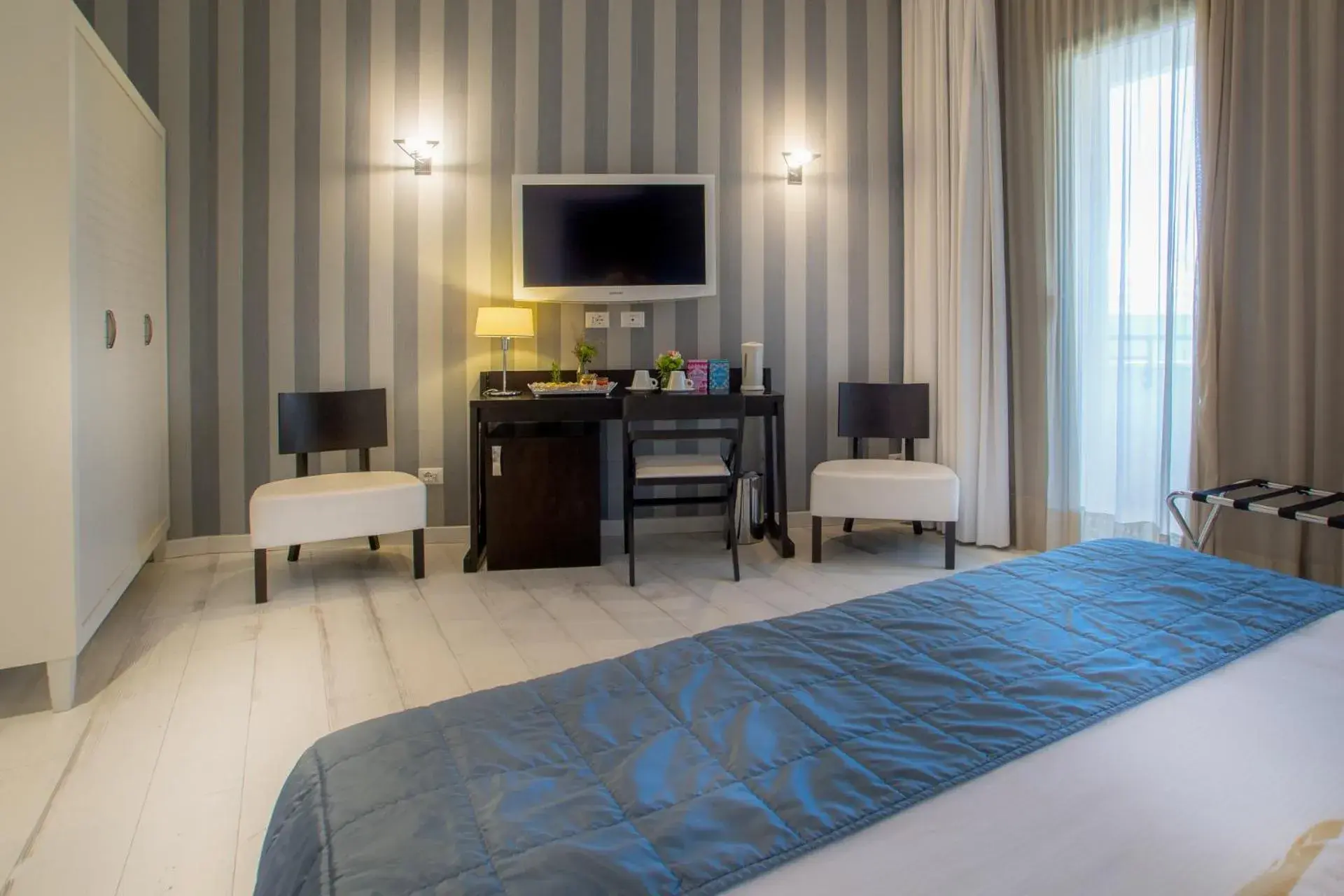 Bed, TV/Entertainment Center in Hotel Villa Rosa Riviera