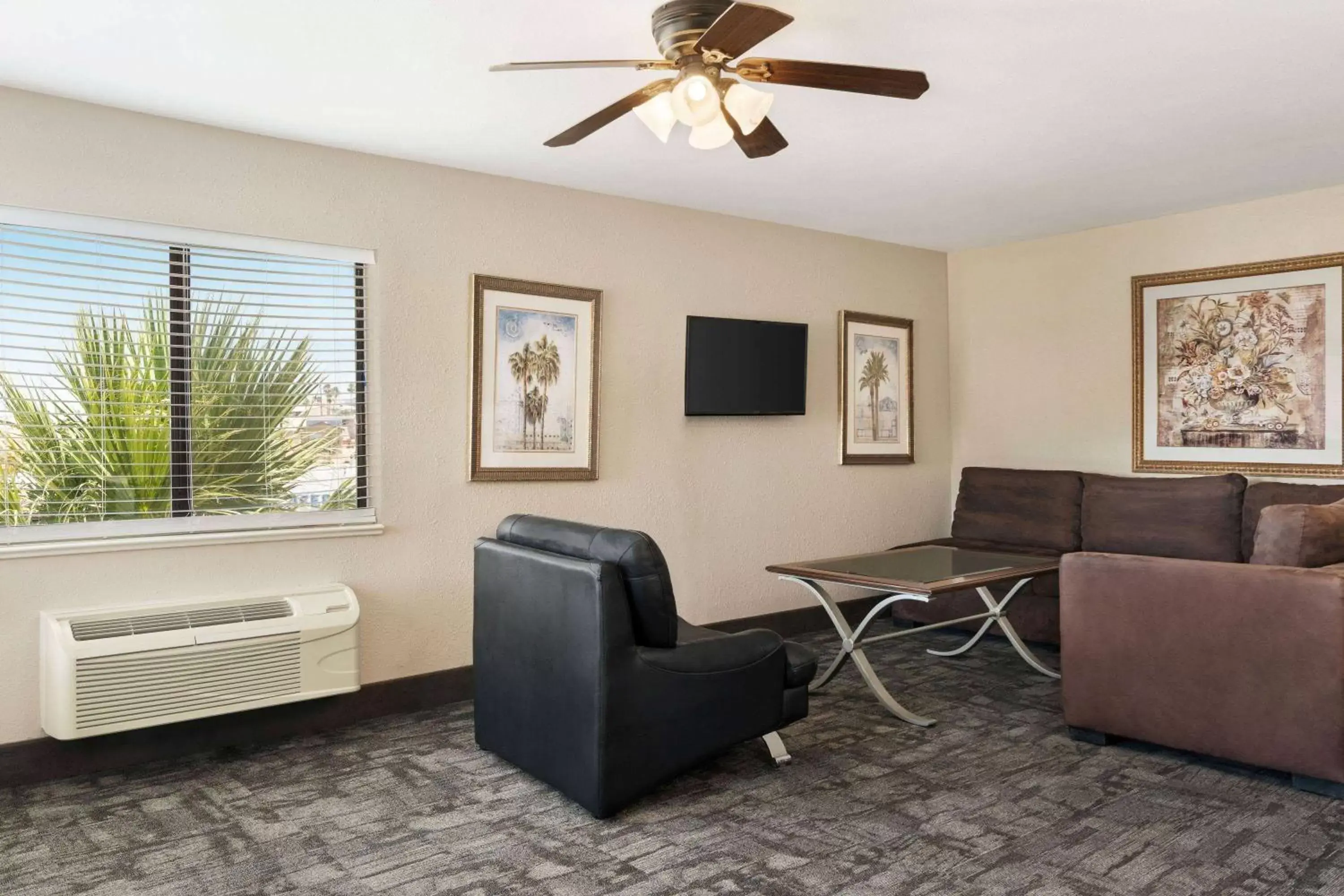 Photo of the whole room, Seating Area in Travelodge by Wyndham Lake Havasu