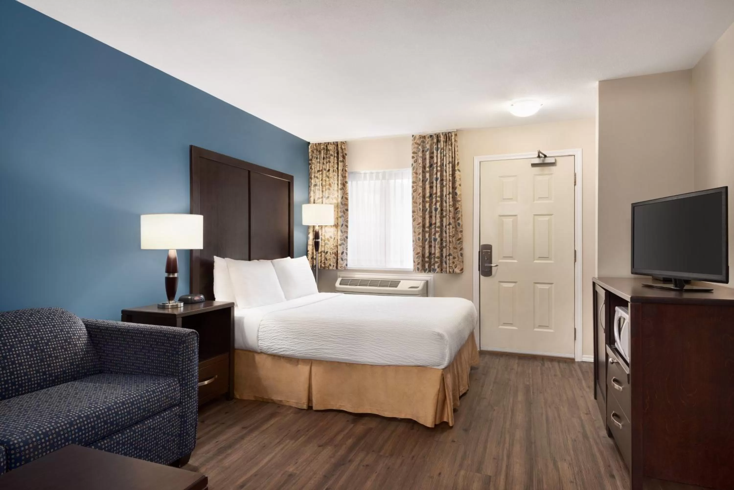 Queen Studio - Non-Smoking in Days Inn by Wyndham Kelowna