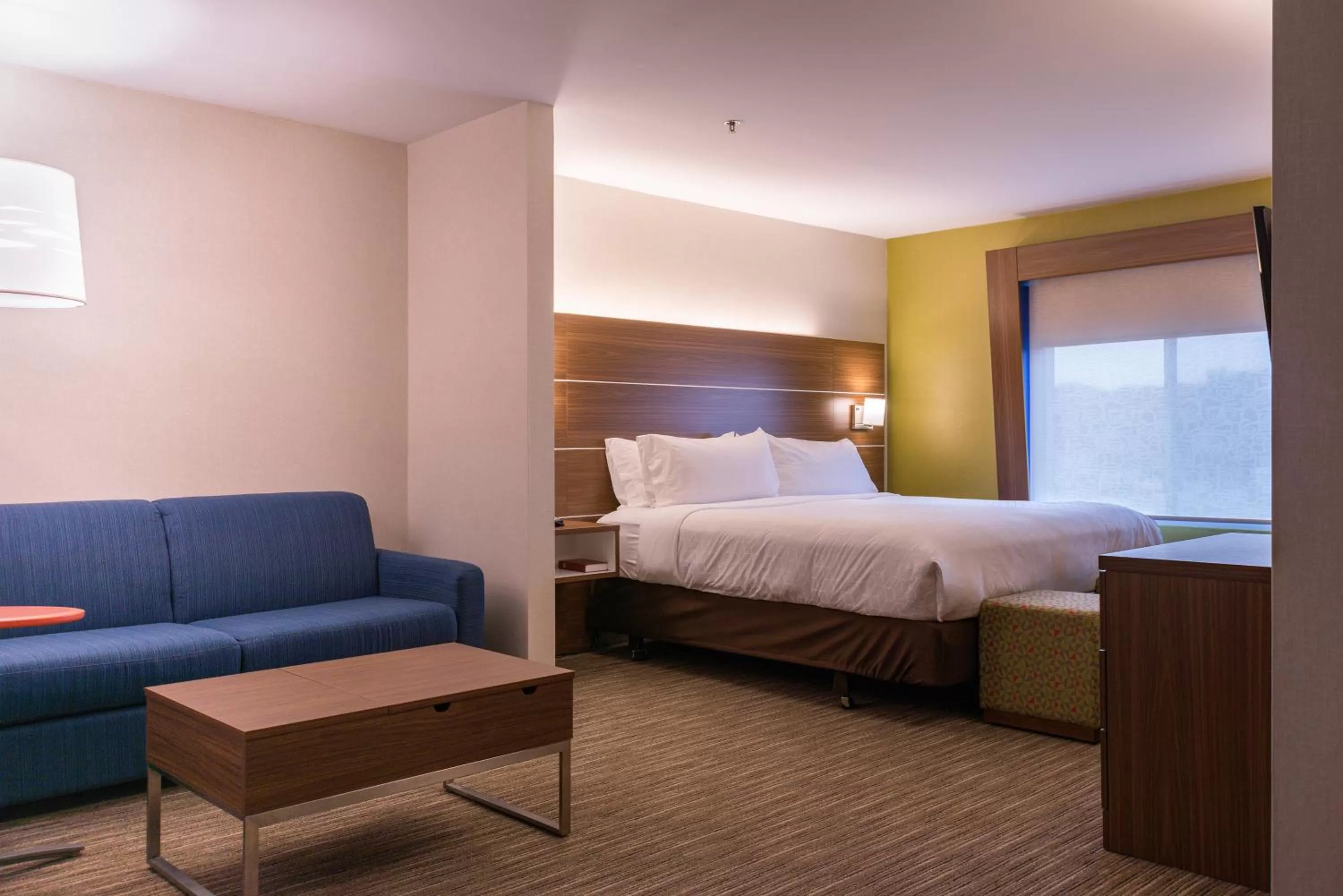 Photo of the whole room, Bed in Holiday Inn Express Branford-New Haven by IHG