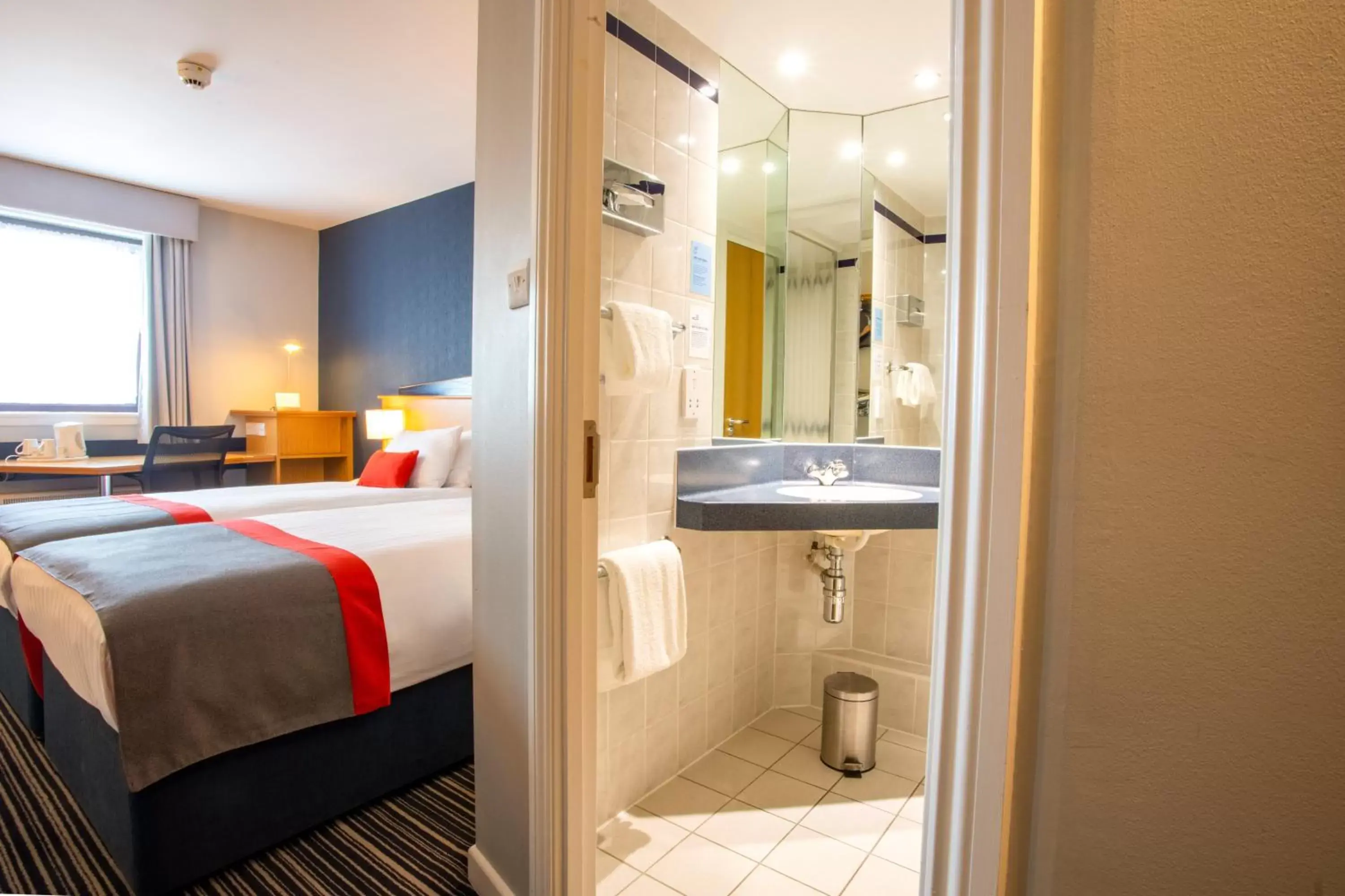 Photo of the whole room, Bathroom in Holiday Inn Express Perth, an IHG Hotel