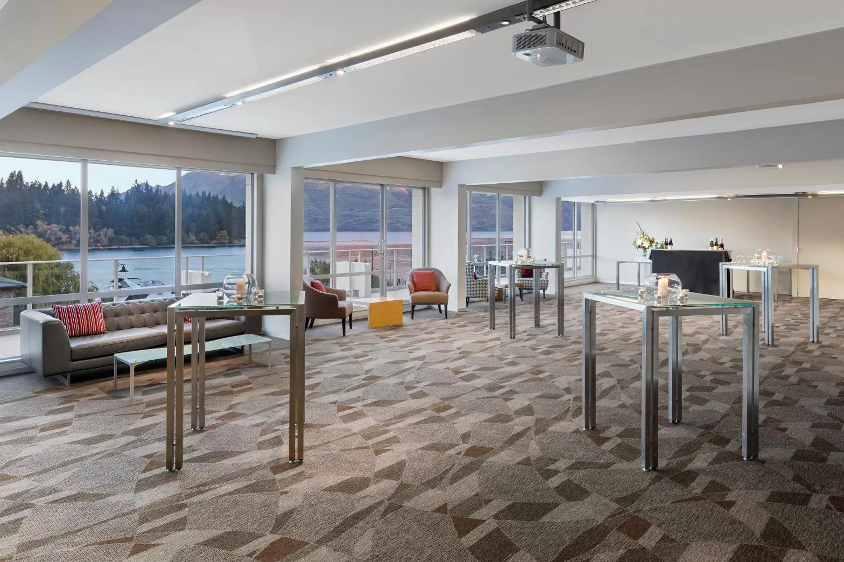 Meeting/conference room, Restaurant/Places to Eat in Crowne Plaza Queenstown, an IHG Hotel