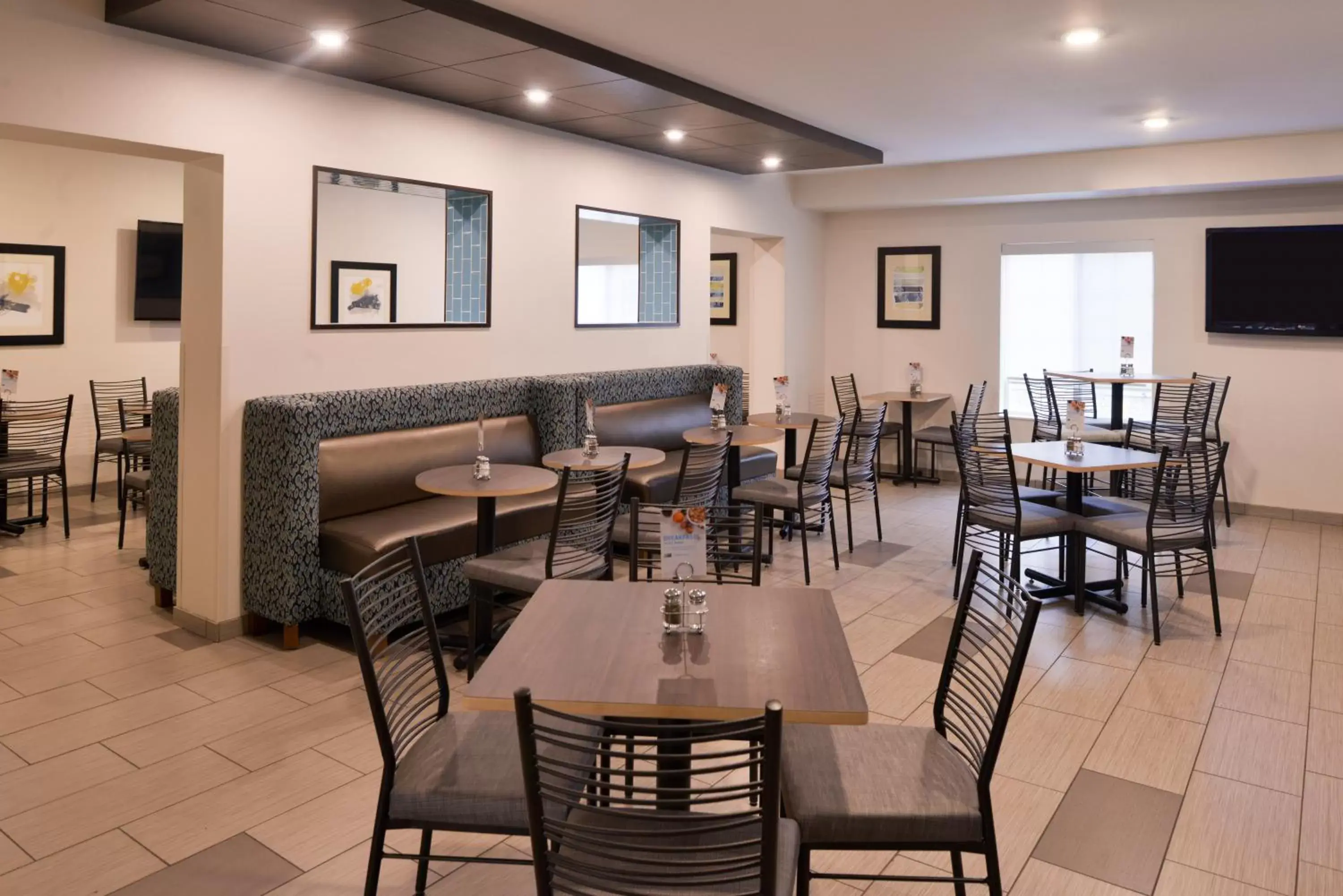 Breakfast, Restaurant/Places to Eat in Holiday Inn Express Hotel & Suites Sioux Falls At Empire Mall, an IHG Hotel