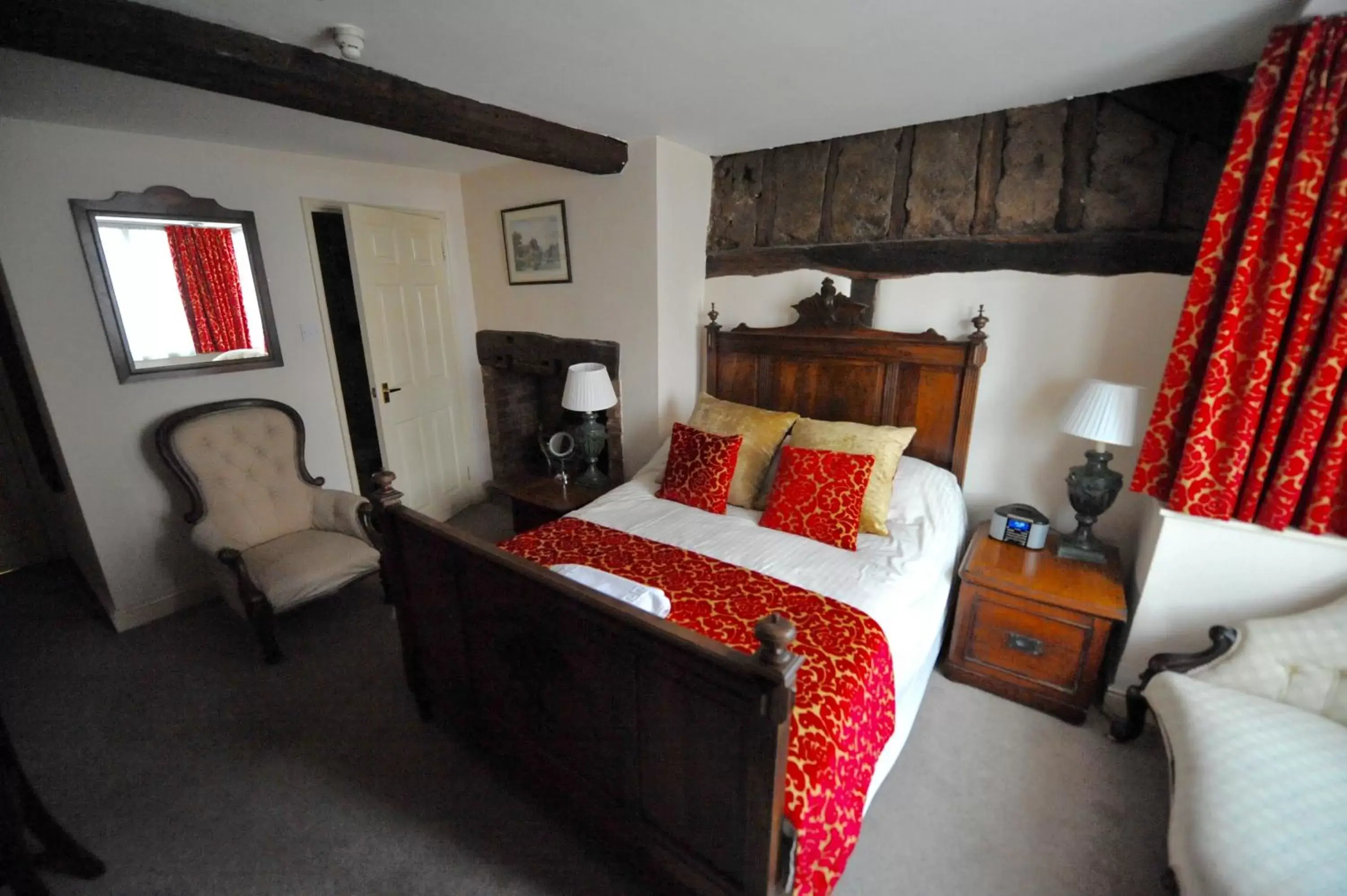 Photo of the whole room, Bed in The Greyhound Coaching Inn
