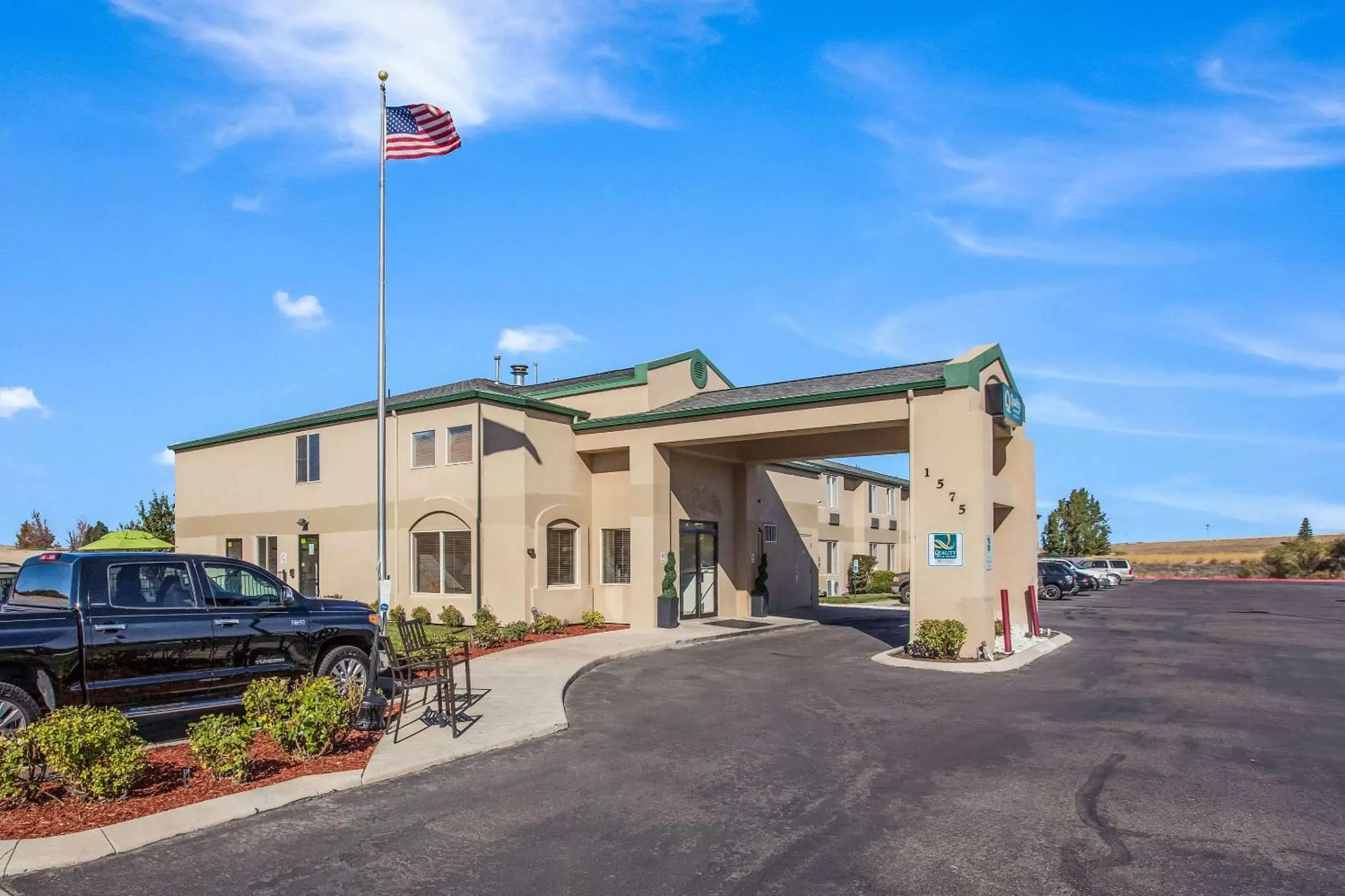 Property building in Quality Inn & Suites Meridian - West Boise Property building in Quality Inn & Suites Meridian - West Boise