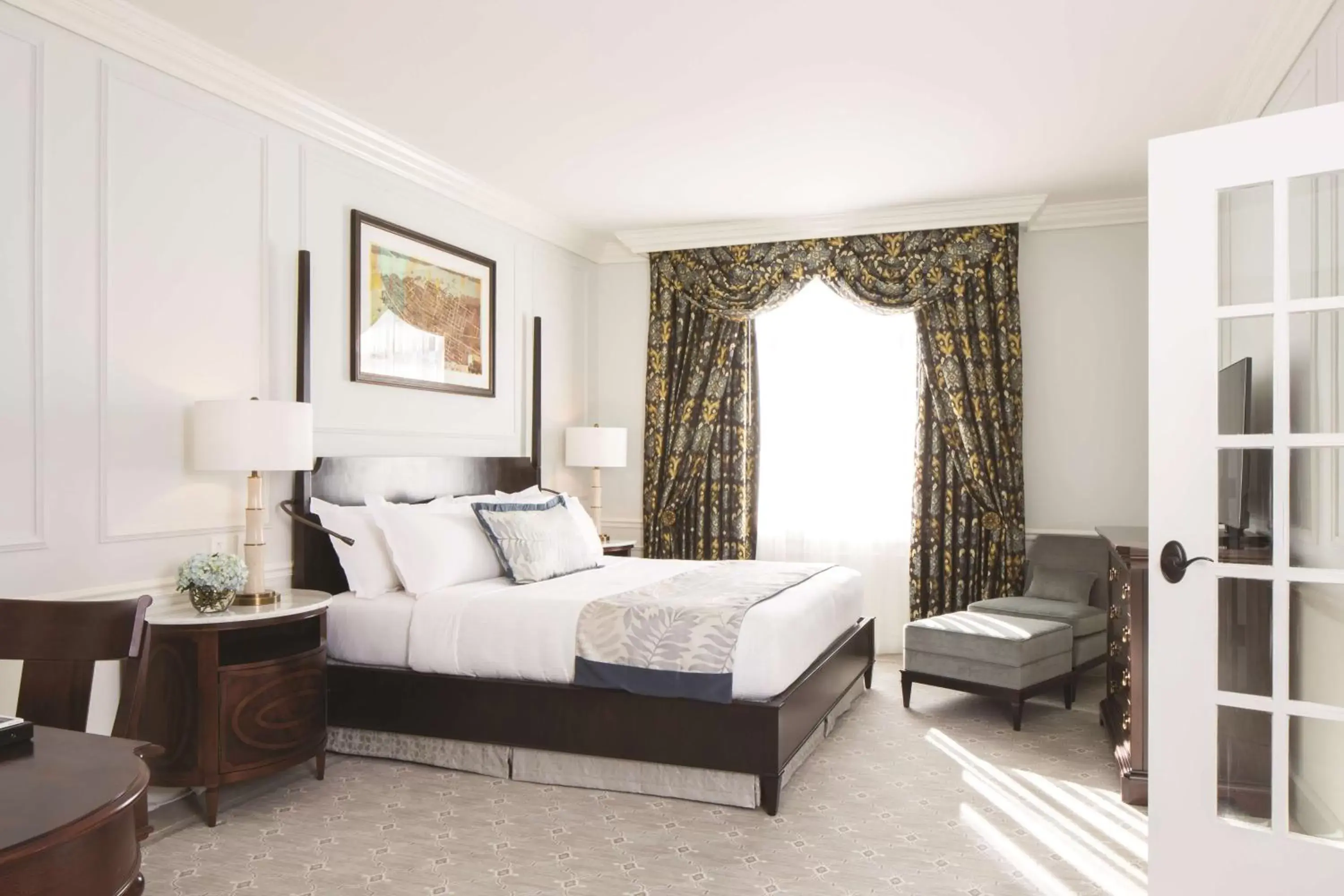 Photo of the whole room, Bed in The Charleston Place