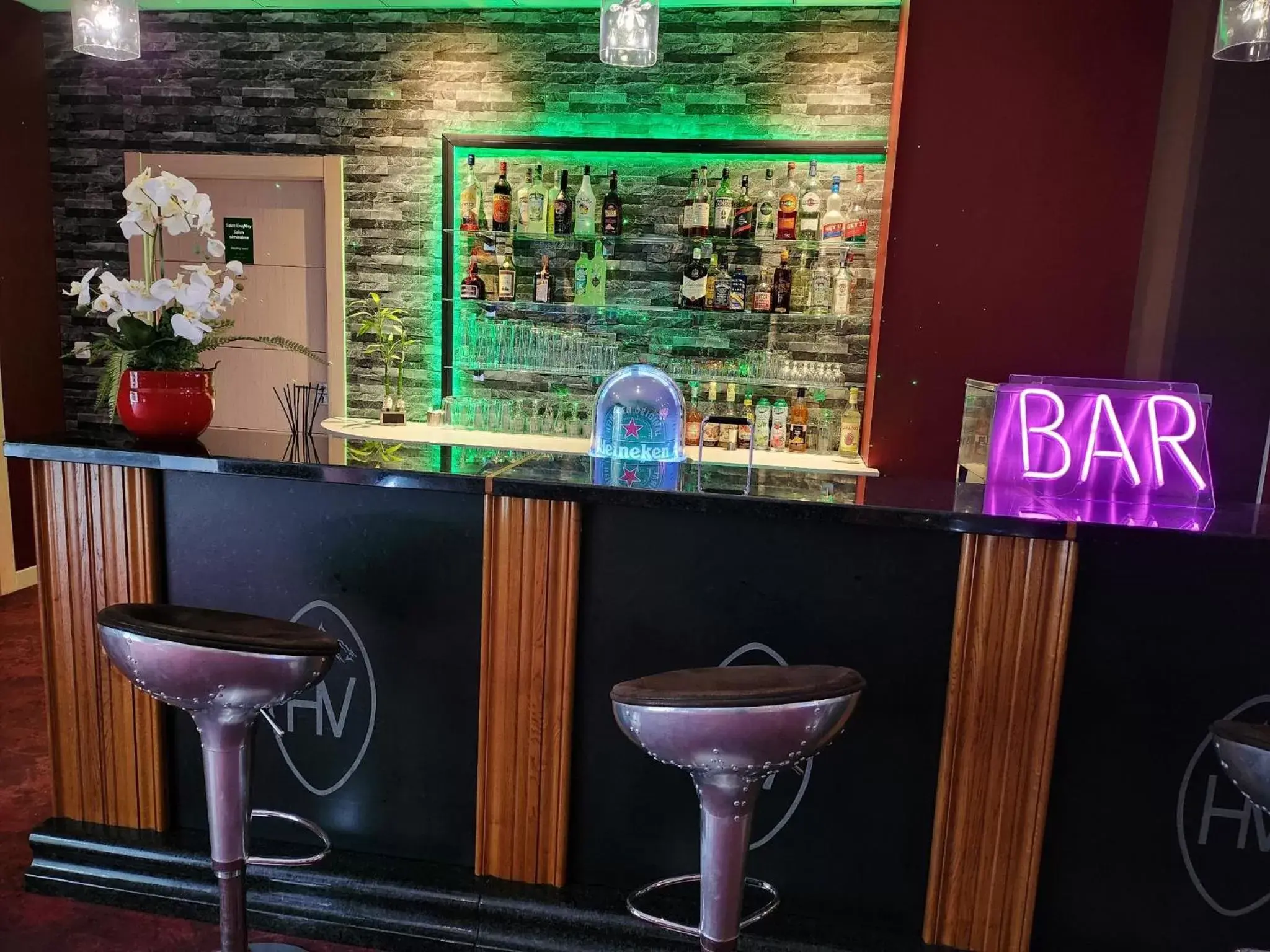 Lounge or bar in Best Western Hotel & SPA Pau Lescar Aeroport