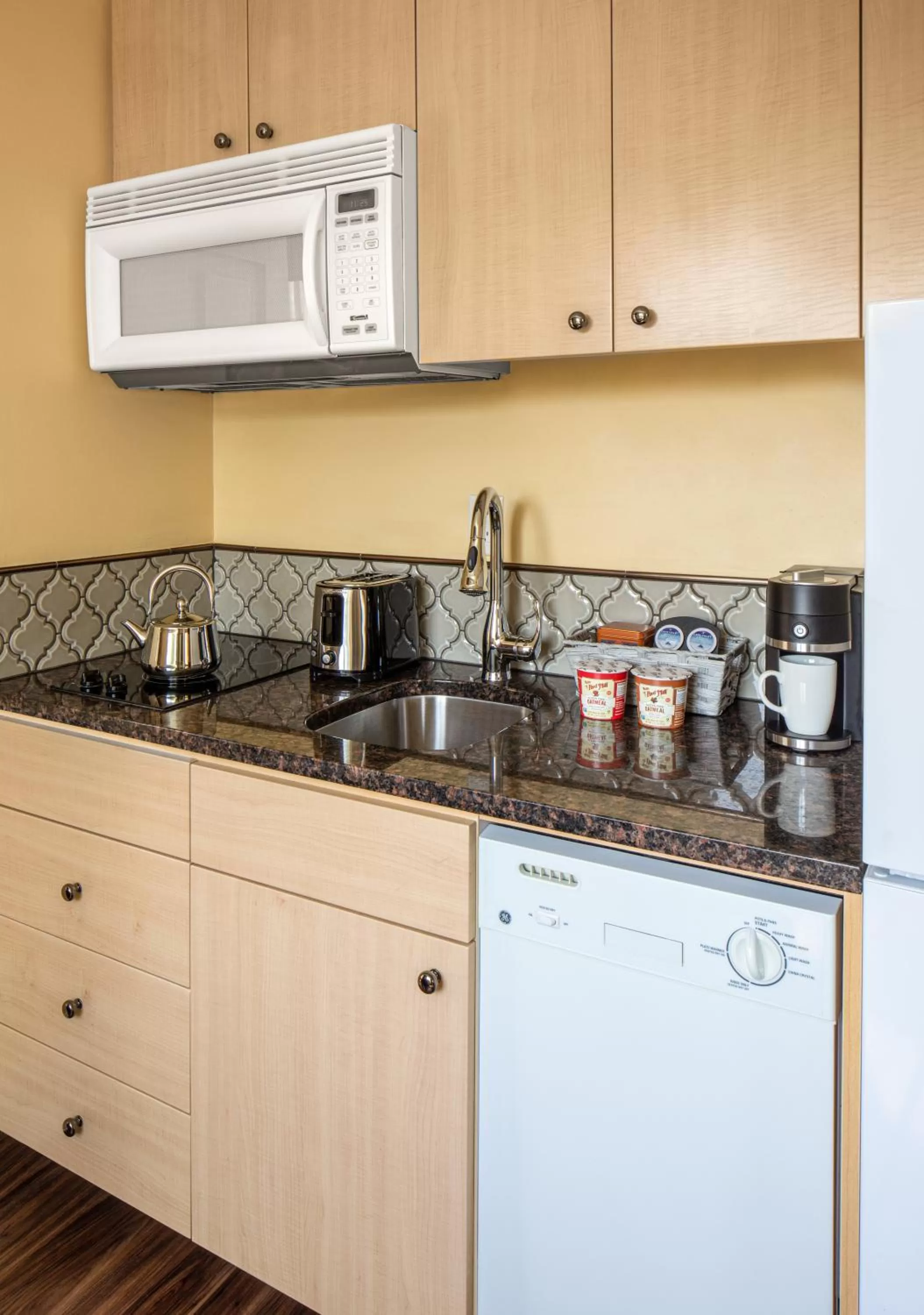 Kitchen or kitchenette in Park Lane Suites & Inn