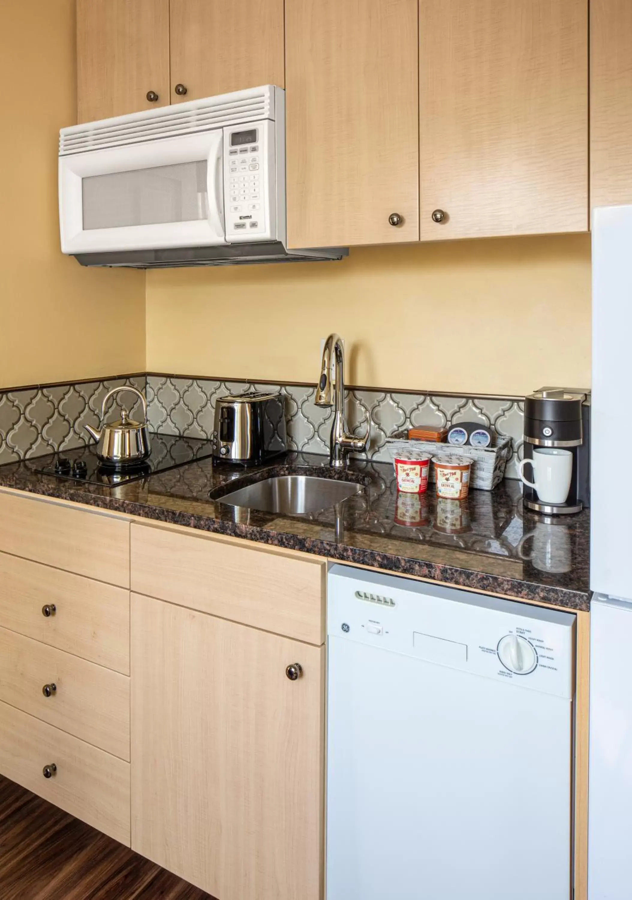 Kitchen or kitchenette, Kitchen/Kitchenette in Park Lane Suites & Inn