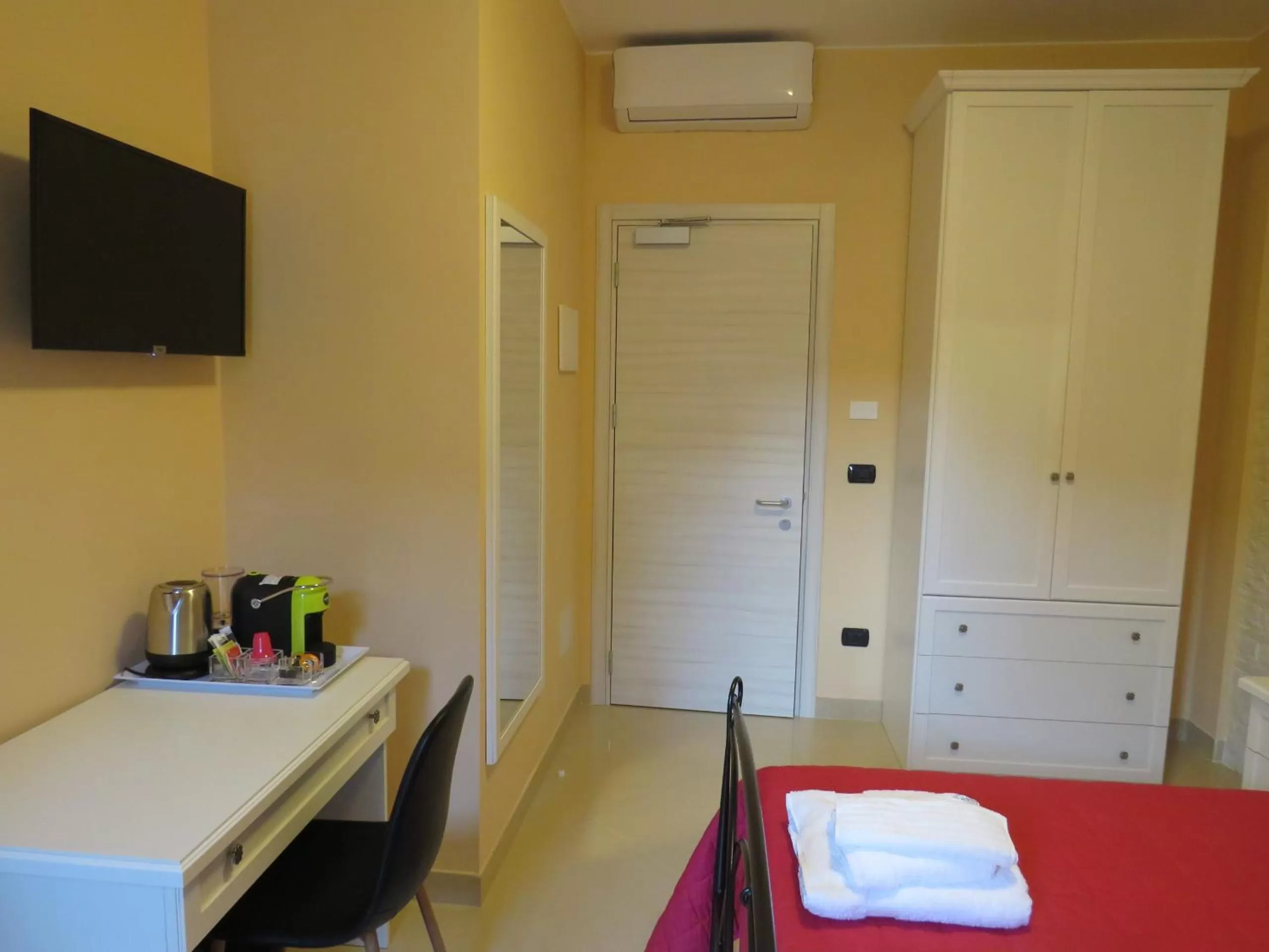 Bed, TV/Entertainment Center in B&B Romano