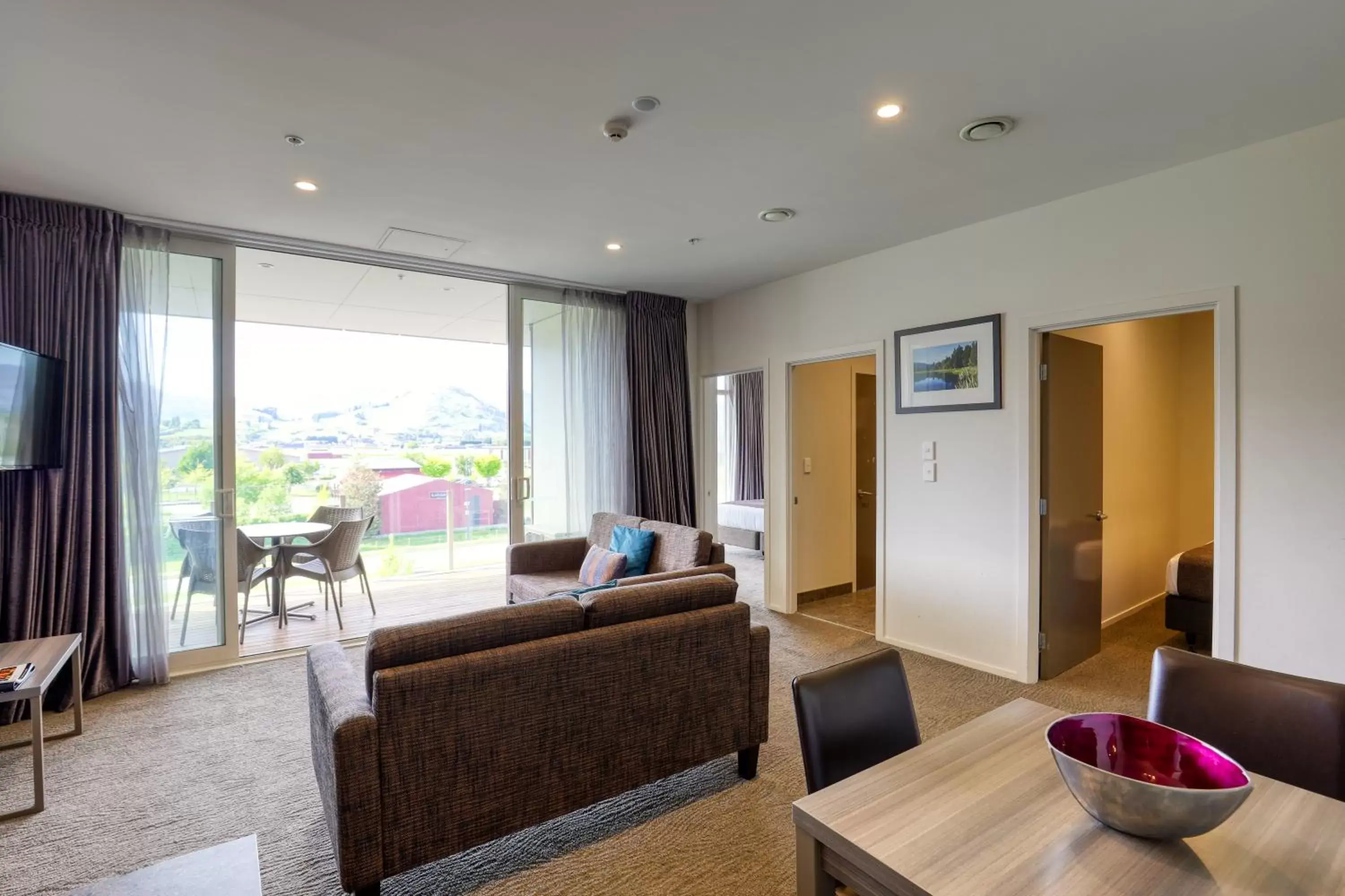 Living room, Seating Area in Ramada Suites by Wyndham Queenstown Remarkables Park