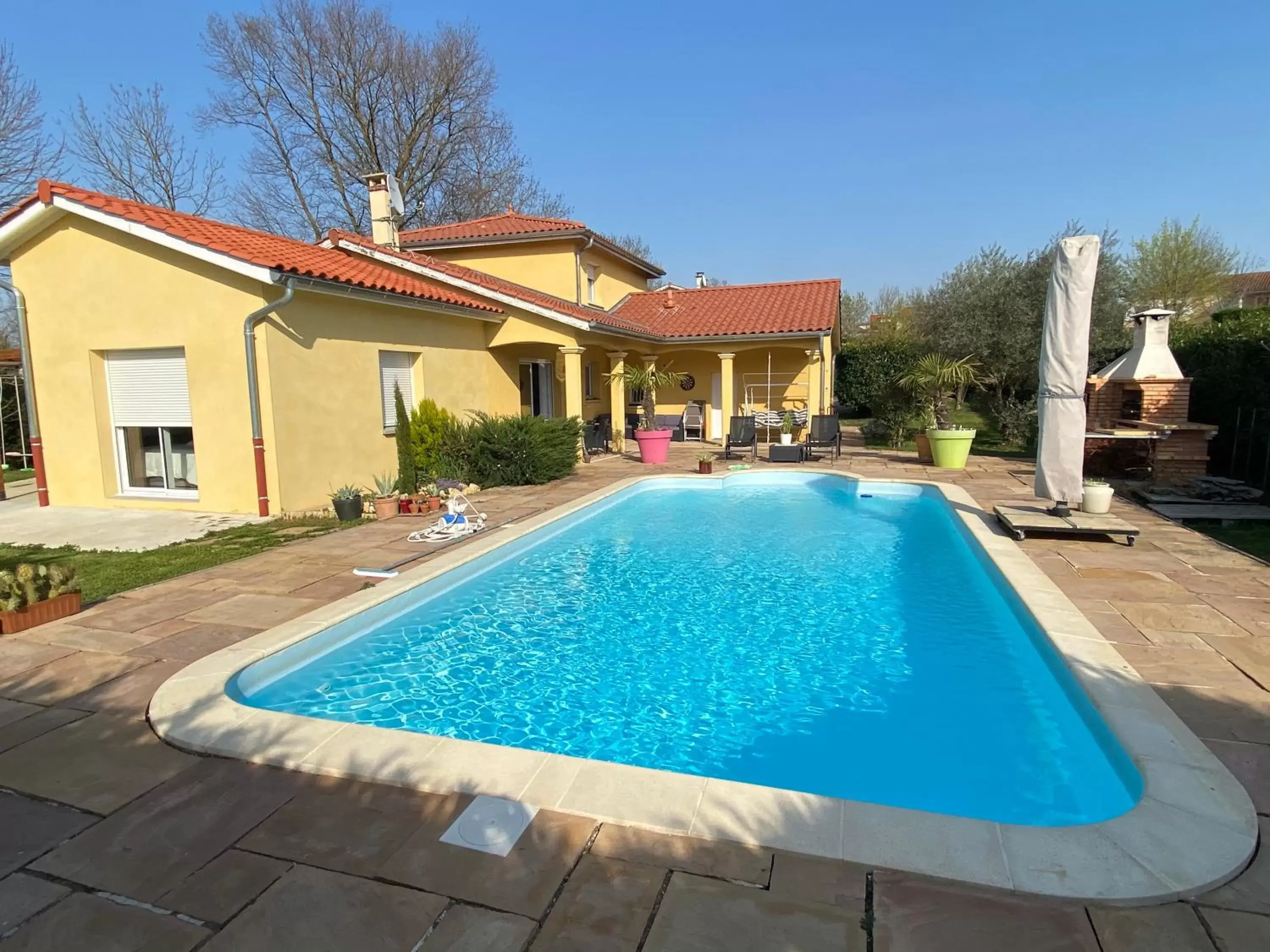 Swimming Pool in Chambres dans villa avec piscine