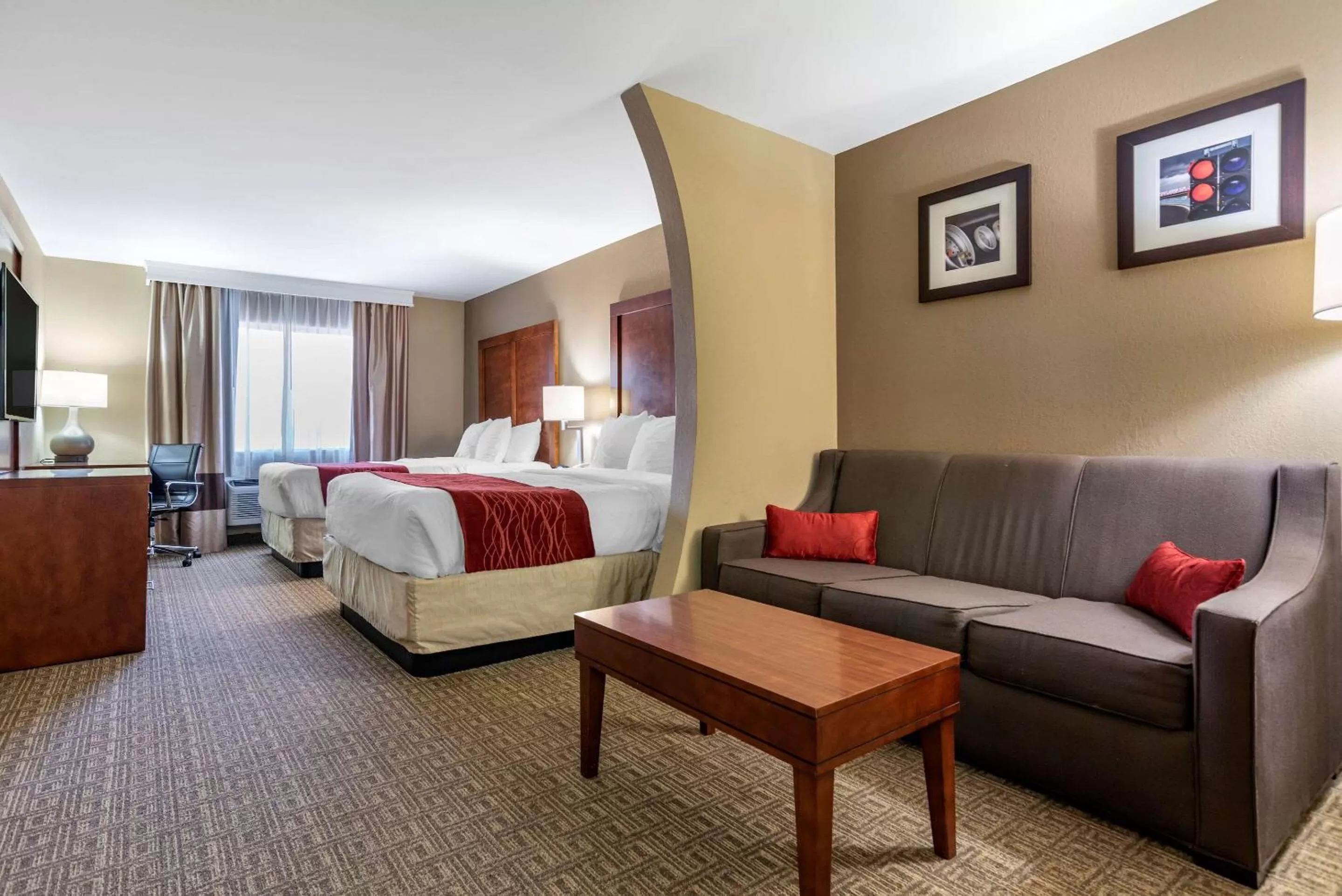 Photo of the whole room, Bed in Comfort Inn & Suites Leeds I-20
