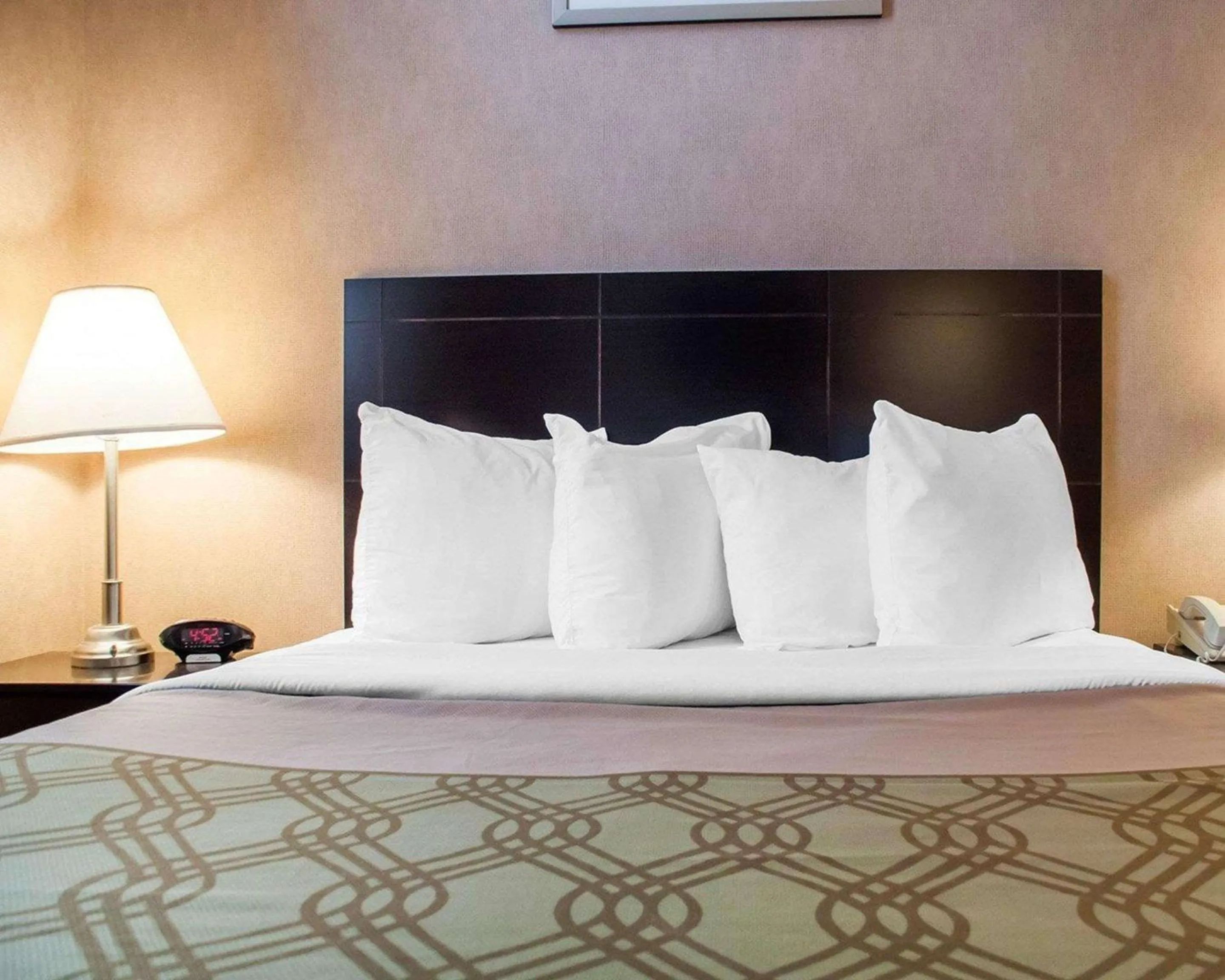 Bedroom, Bed in Econo Lodge Woodstock