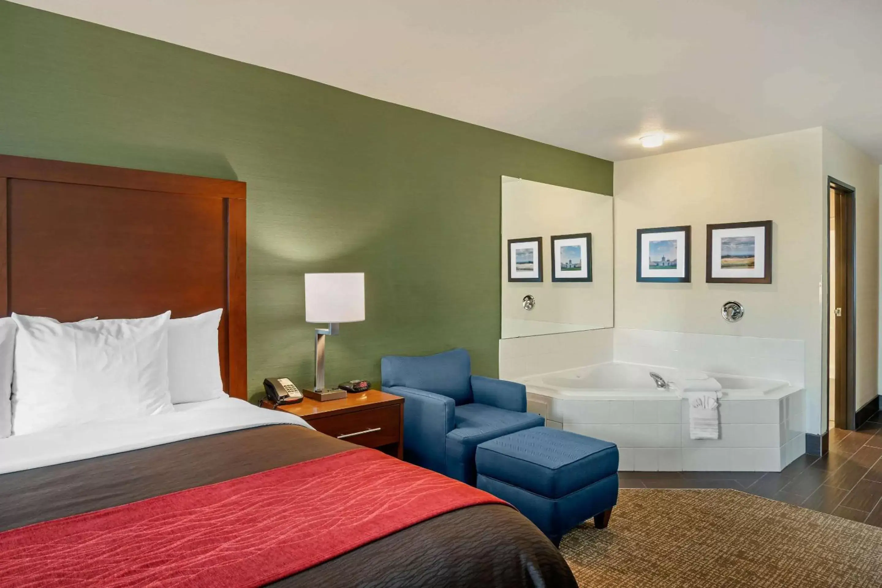 Photo of the whole room, Bed in Comfort Inn & Suites Salem