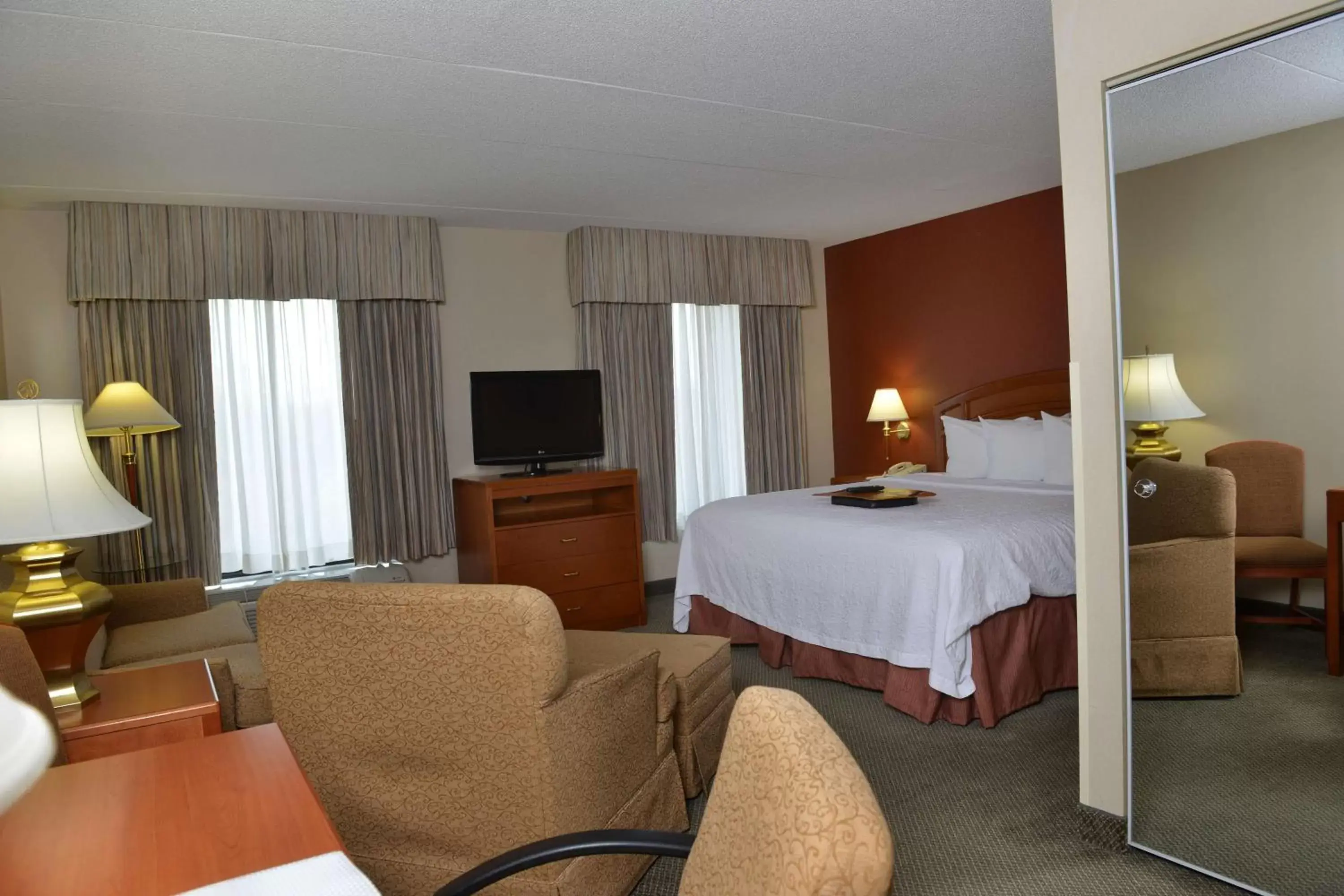 Bed in Hampton Inn & Suites by Hilton Windsor