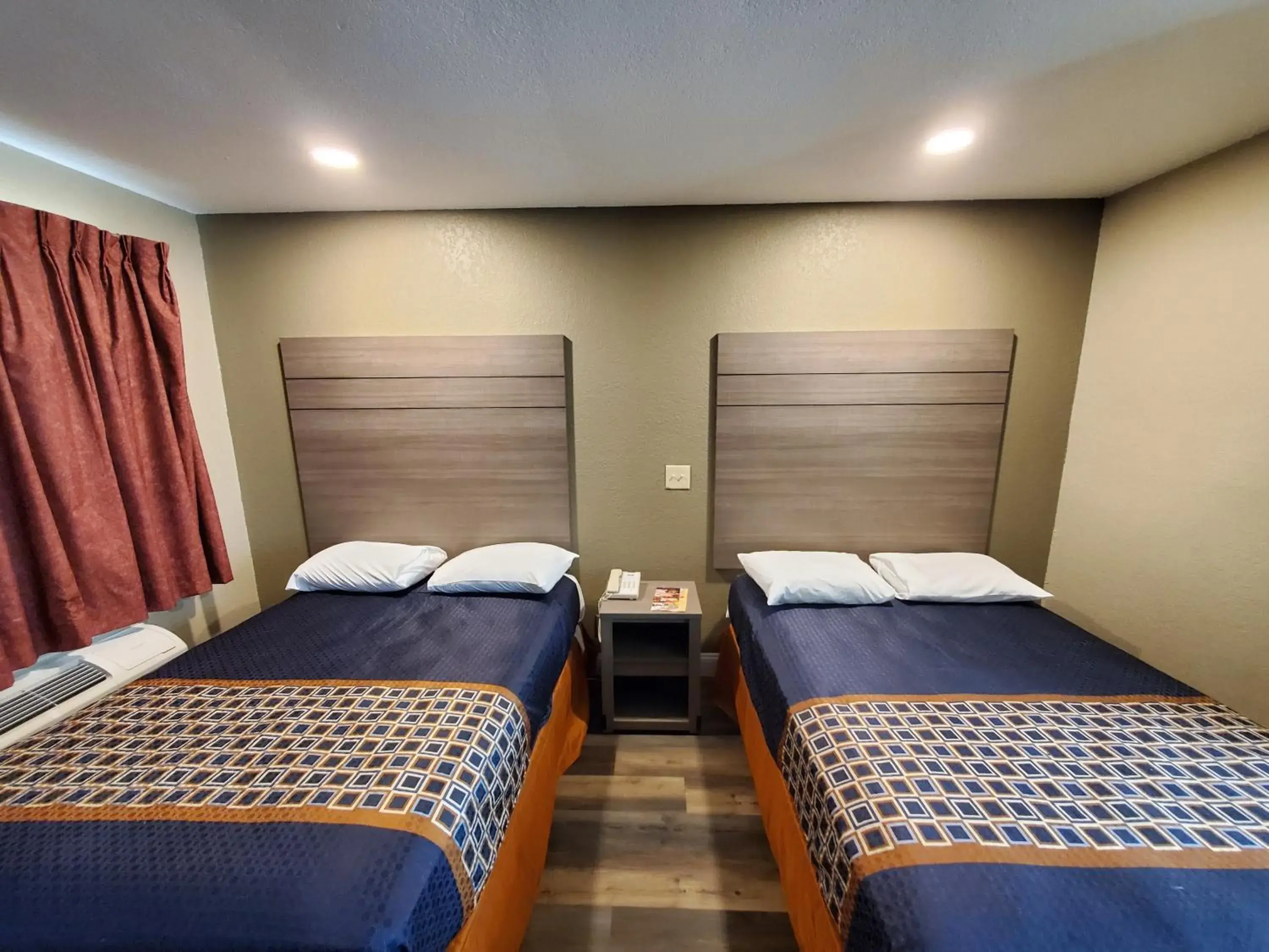 Bed in River Inn Motel