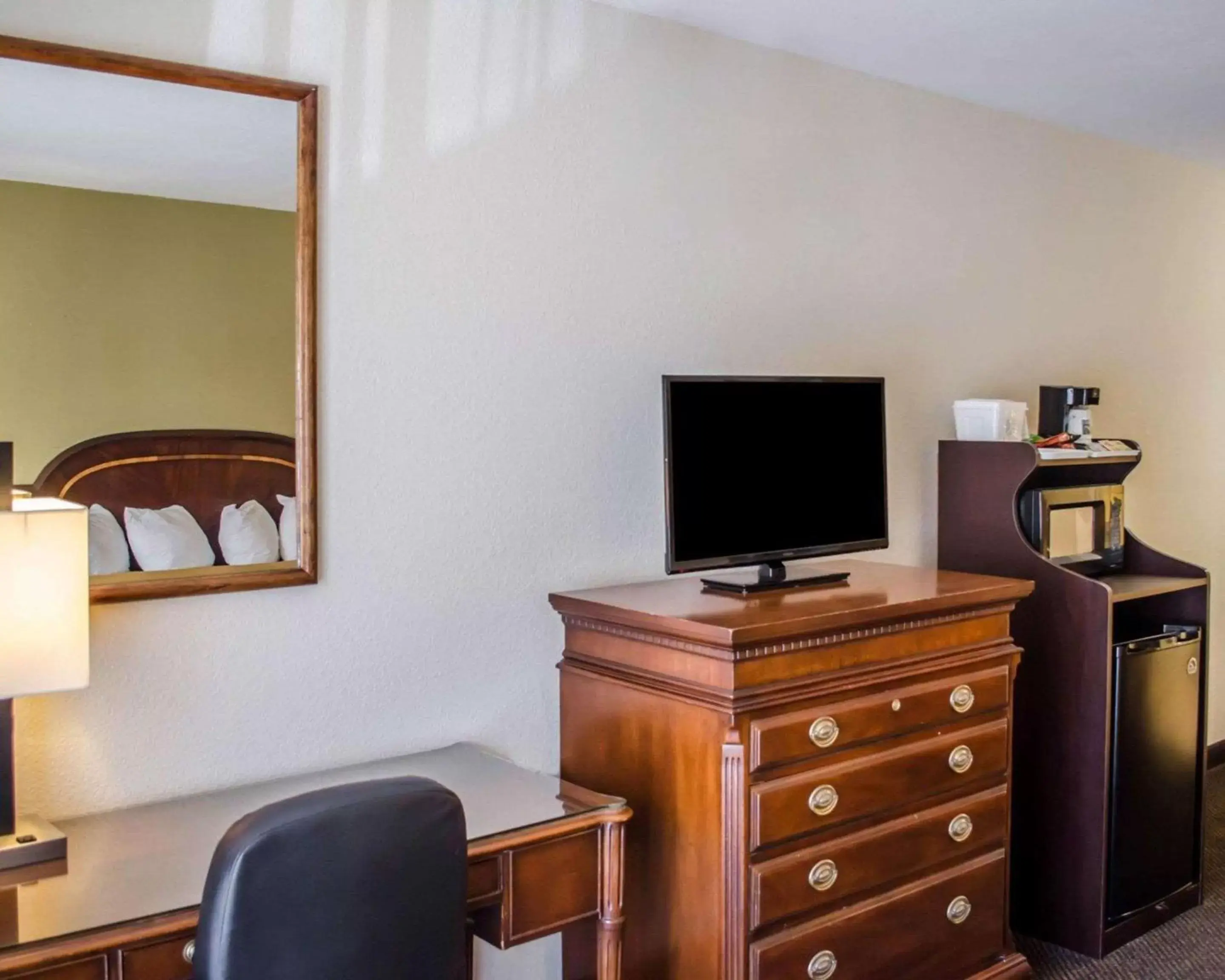 Photo of the whole room, TV/Entertainment Center in Quality Inn & Suites Pensacola Bayview