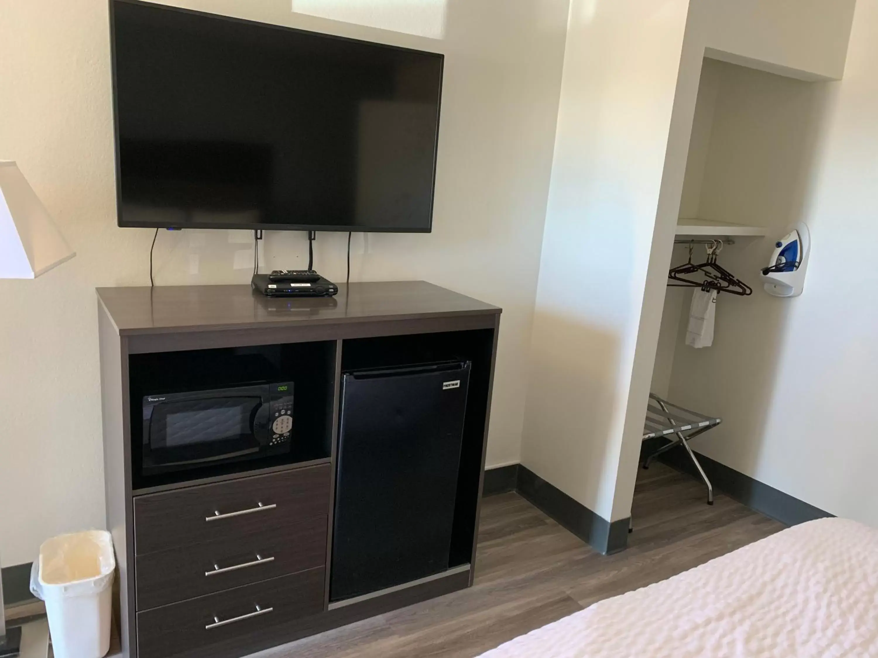 TV and multimedia, TV/Entertainment Center in Ramada by Wyndham North Platte