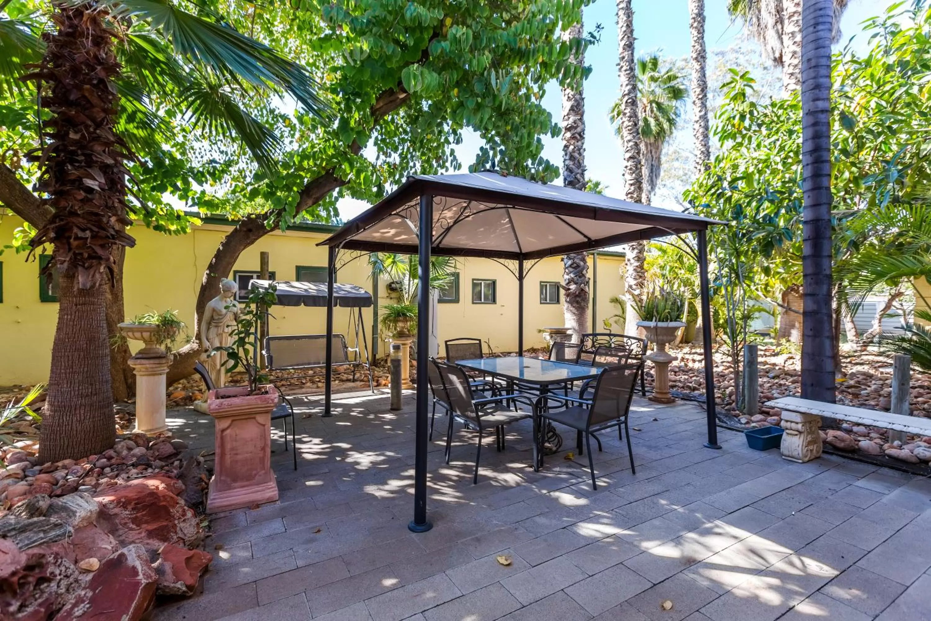 BBQ facilities in Elkira Court Motel