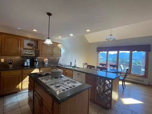 Kitchen/Kitchenette in Hill View Motel and Cottages