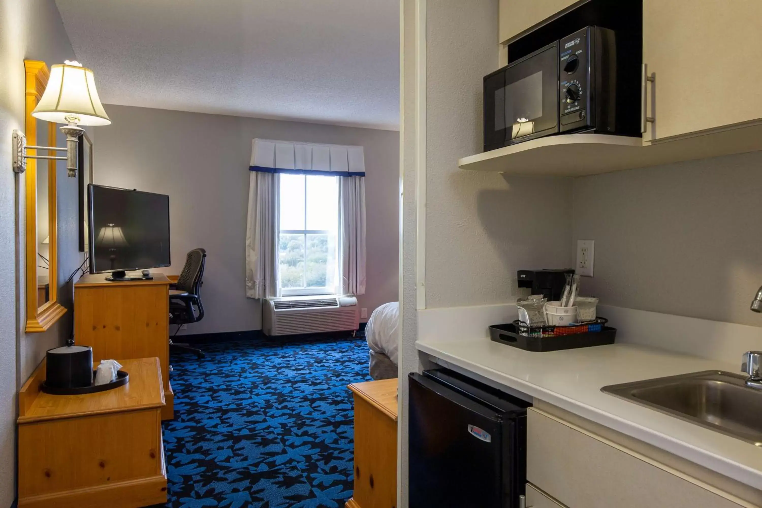 Bedroom, Kitchen/Kitchenette in Hampton Inn & Suites Jacksonville Deerwood Park