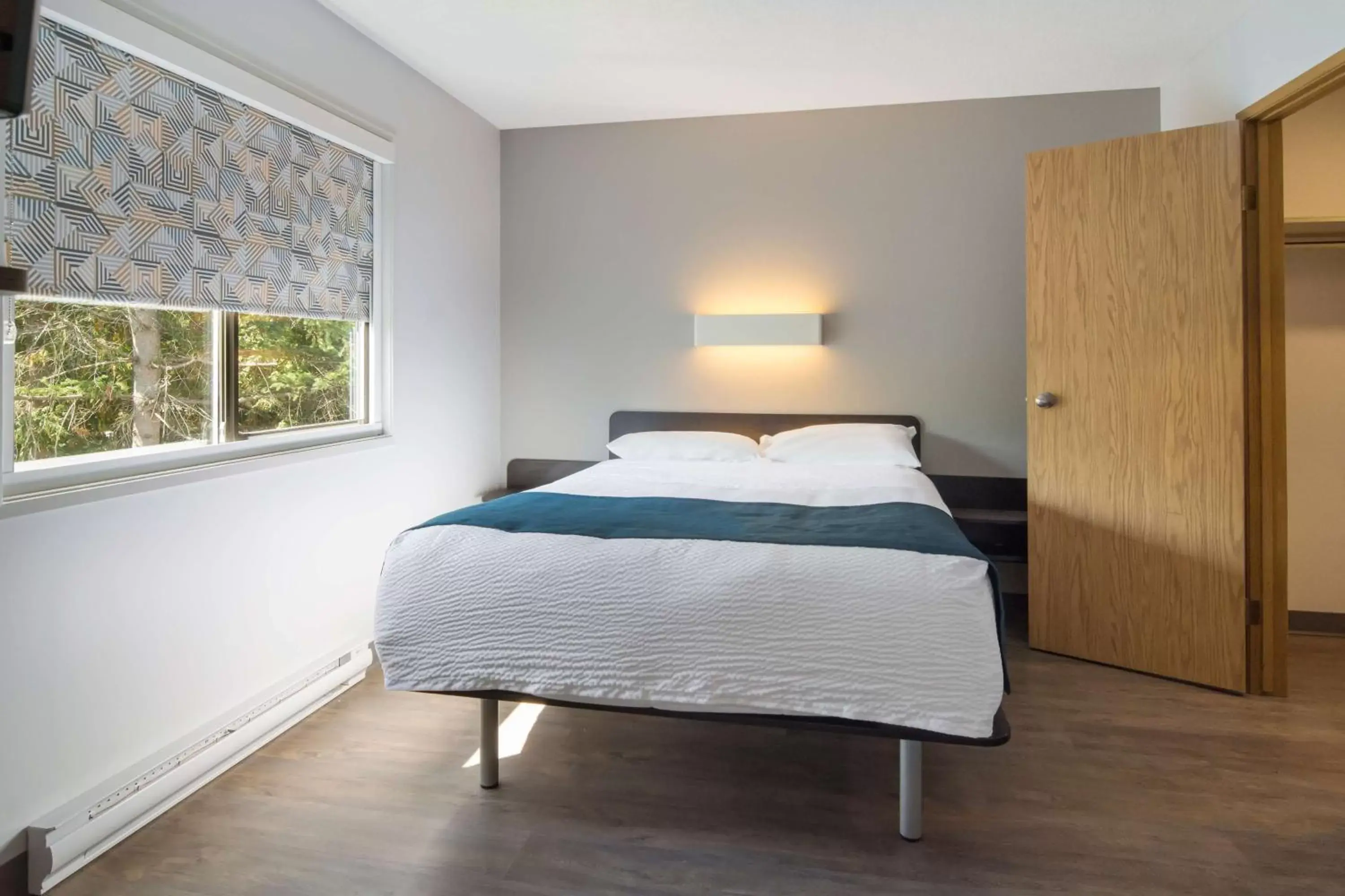 Deluxe Queen Room - Non-Smoking in Motel 6-Saanichton, BC - Victoria Airport Deluxe Queen Room - Non-Smoking in Motel 6-Saanichton, BC - Victoria Airport