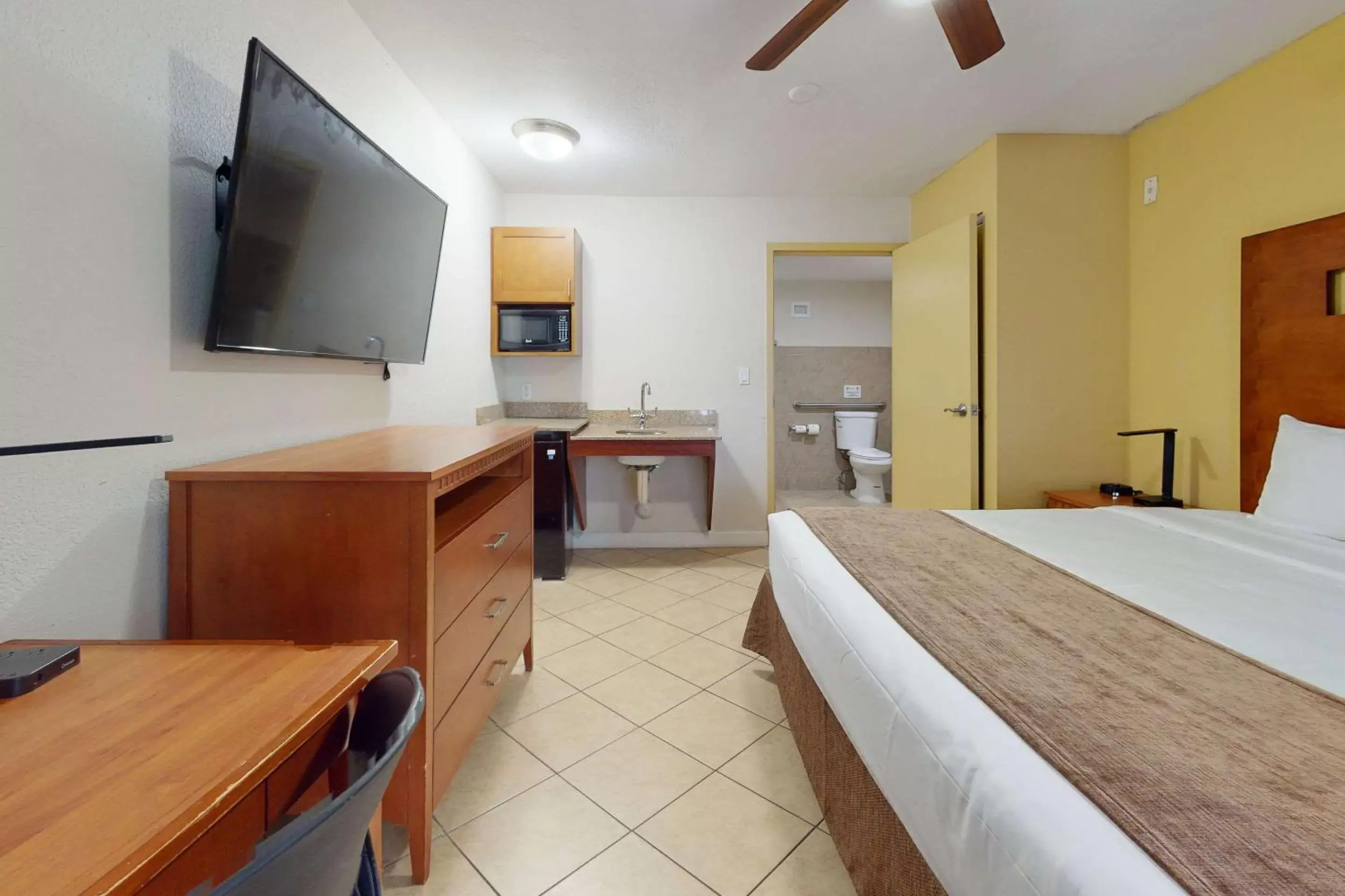 Bedroom, Kitchen/Kitchenette in Rodeway Inn & Suites Fort Lauderdale Airport & Cruise Port