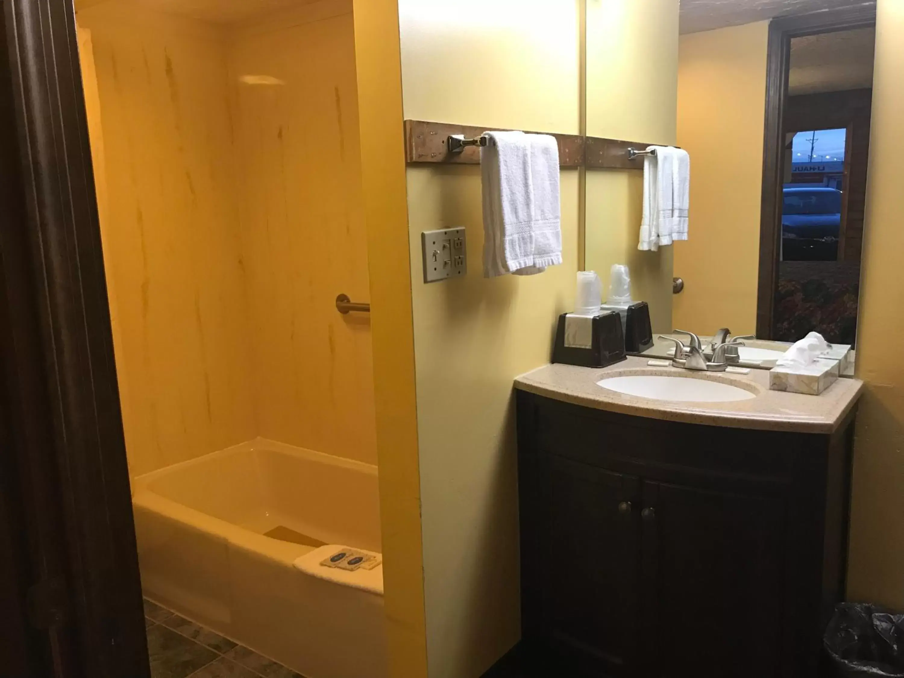 Bathroom in Carthage Inn