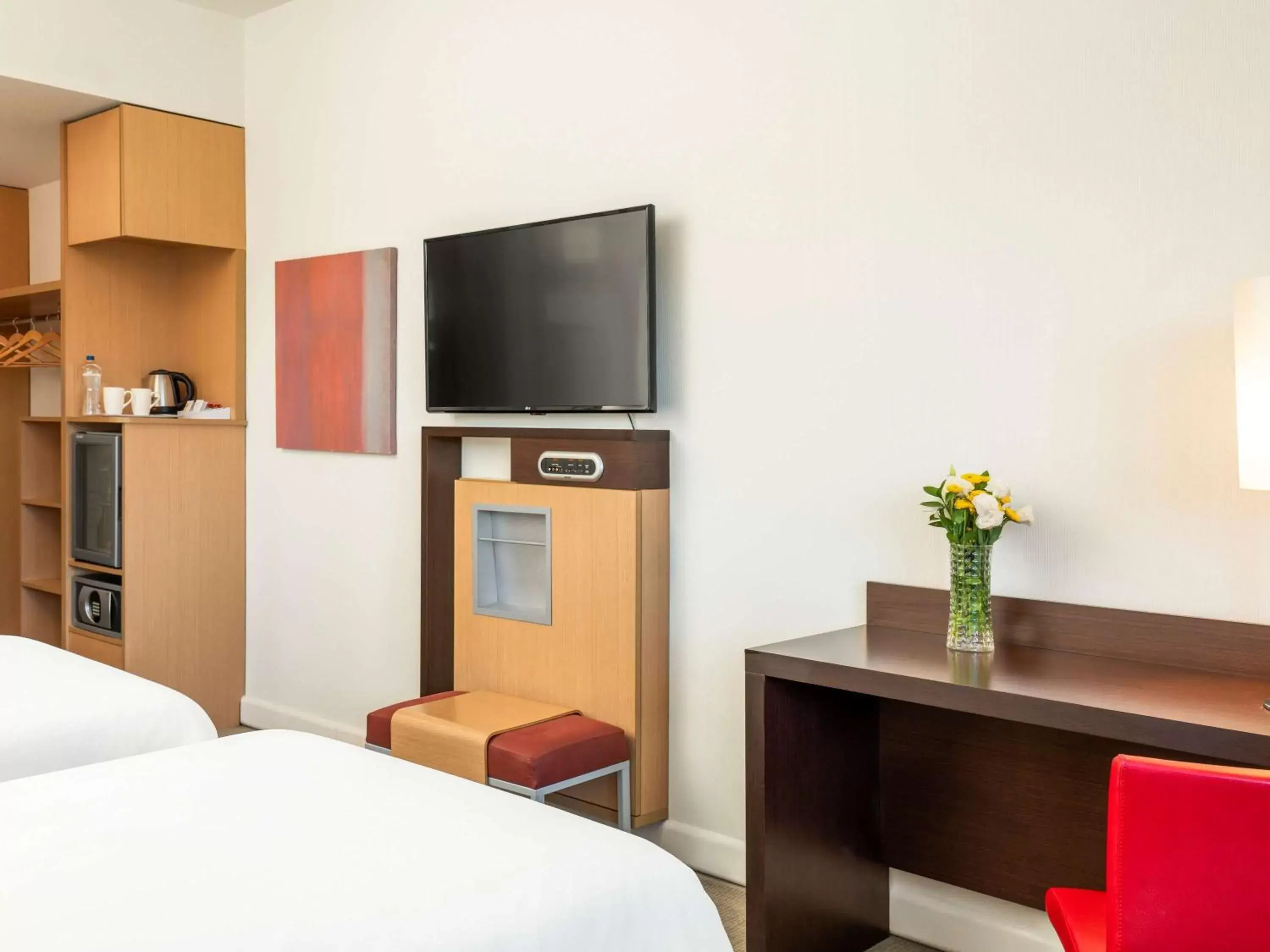 Bedroom, TV/Entertainment Center in Novotel Kayseri