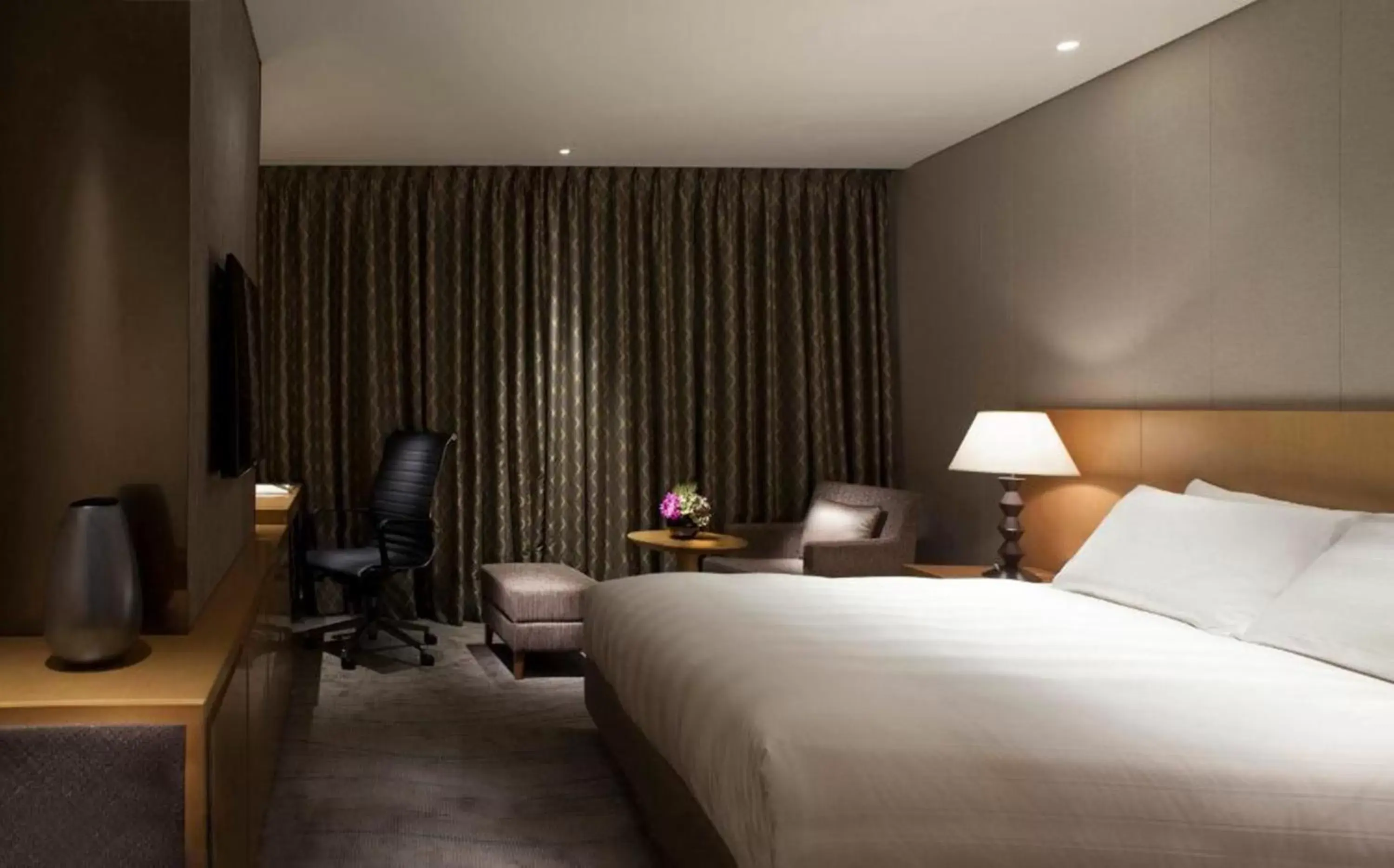 Bed in Lotte City Hotel Jeju
