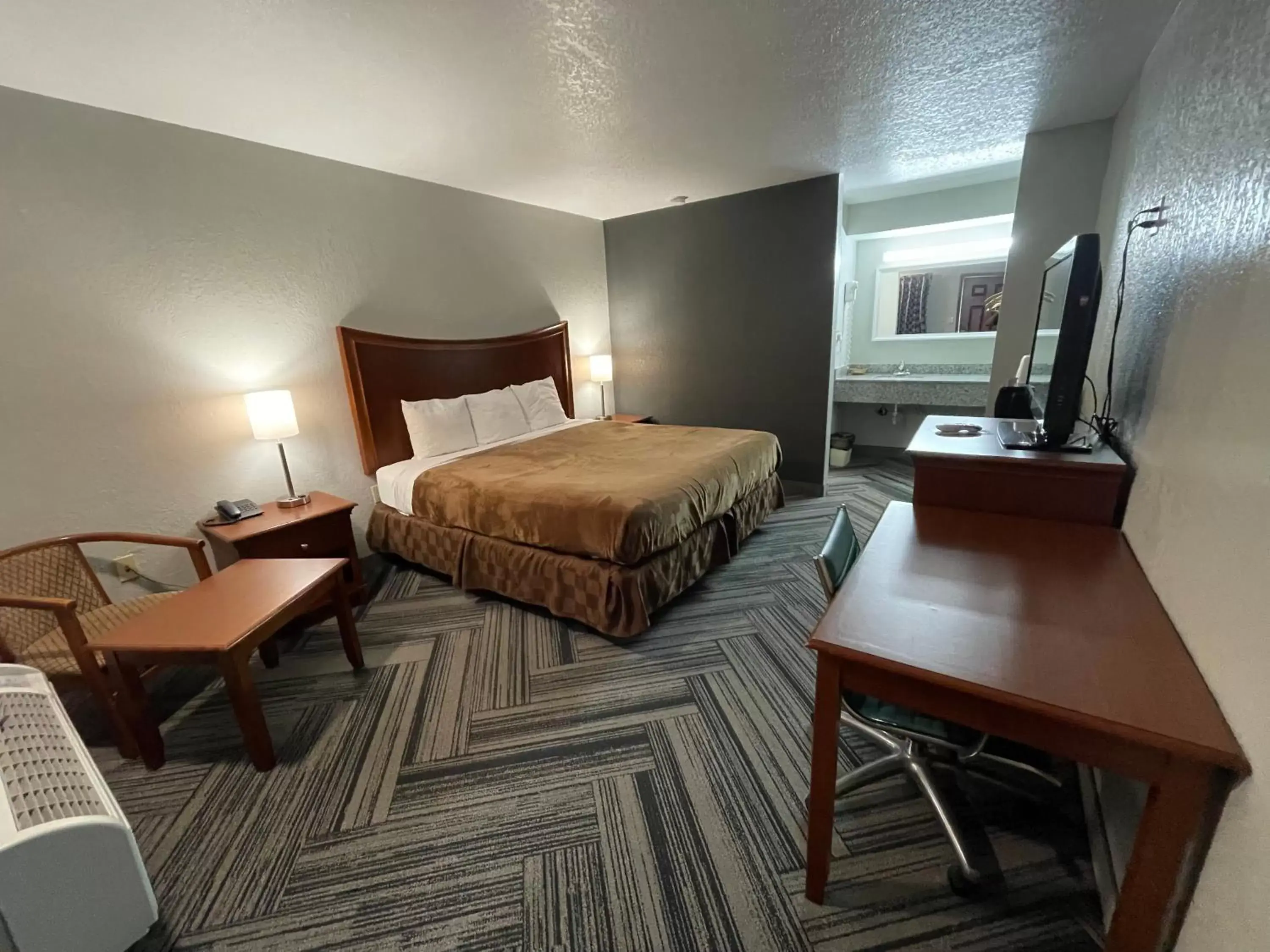 Bedroom, Bed in Raintree Inn