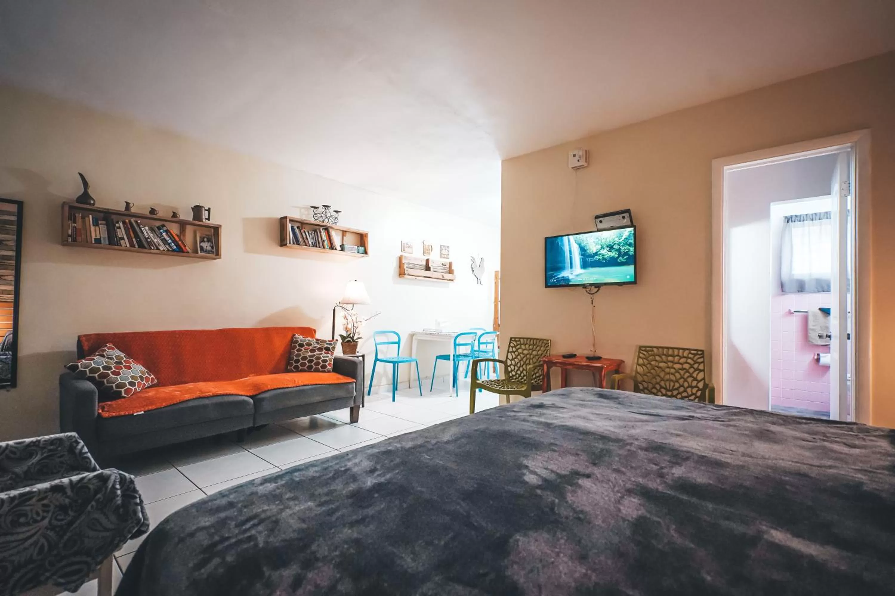 Photo of the whole room in Hollywood Light Haven Lodge