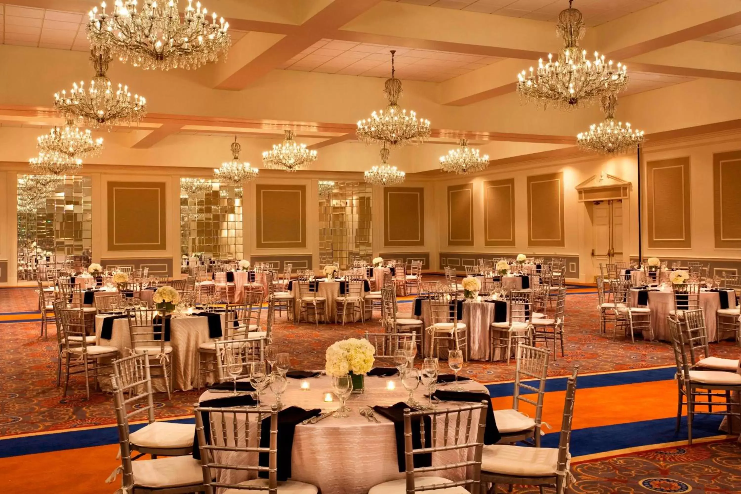 Meeting/conference room, Restaurant/Places to Eat in Sheraton Framingham Hotel & Conference Center