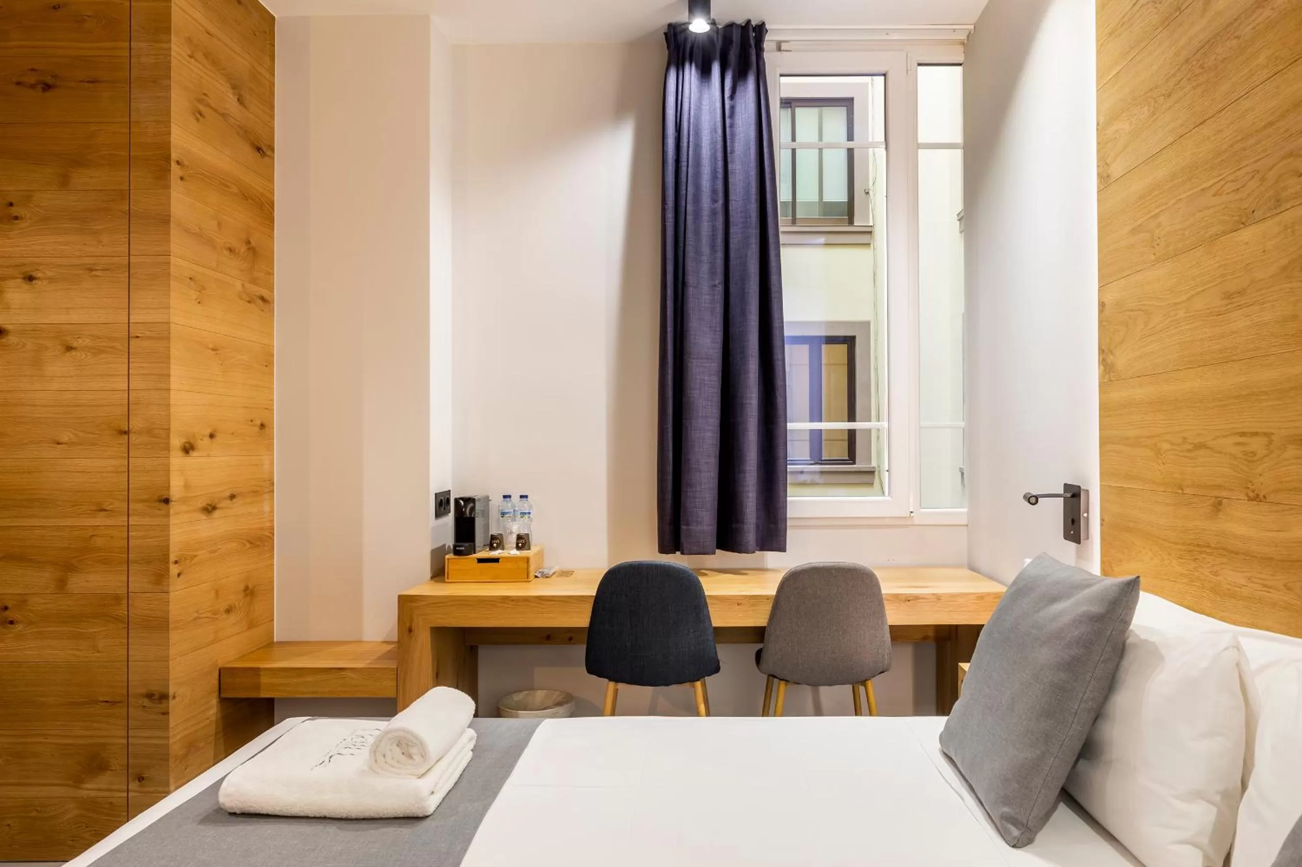 Coffee/tea facilities, Bed in NALU Valencia Boutique Rooms