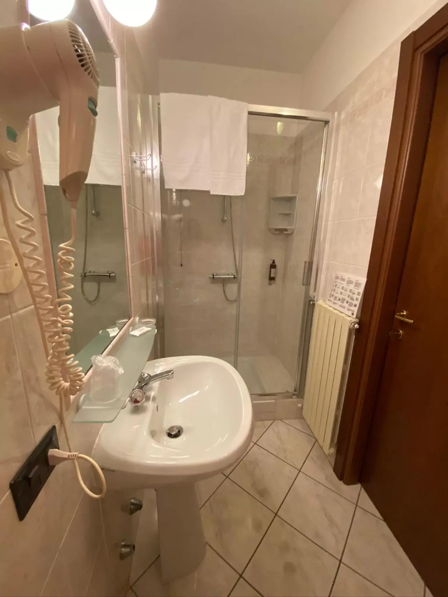 Shower, Bathroom in Hotel Fiorentino