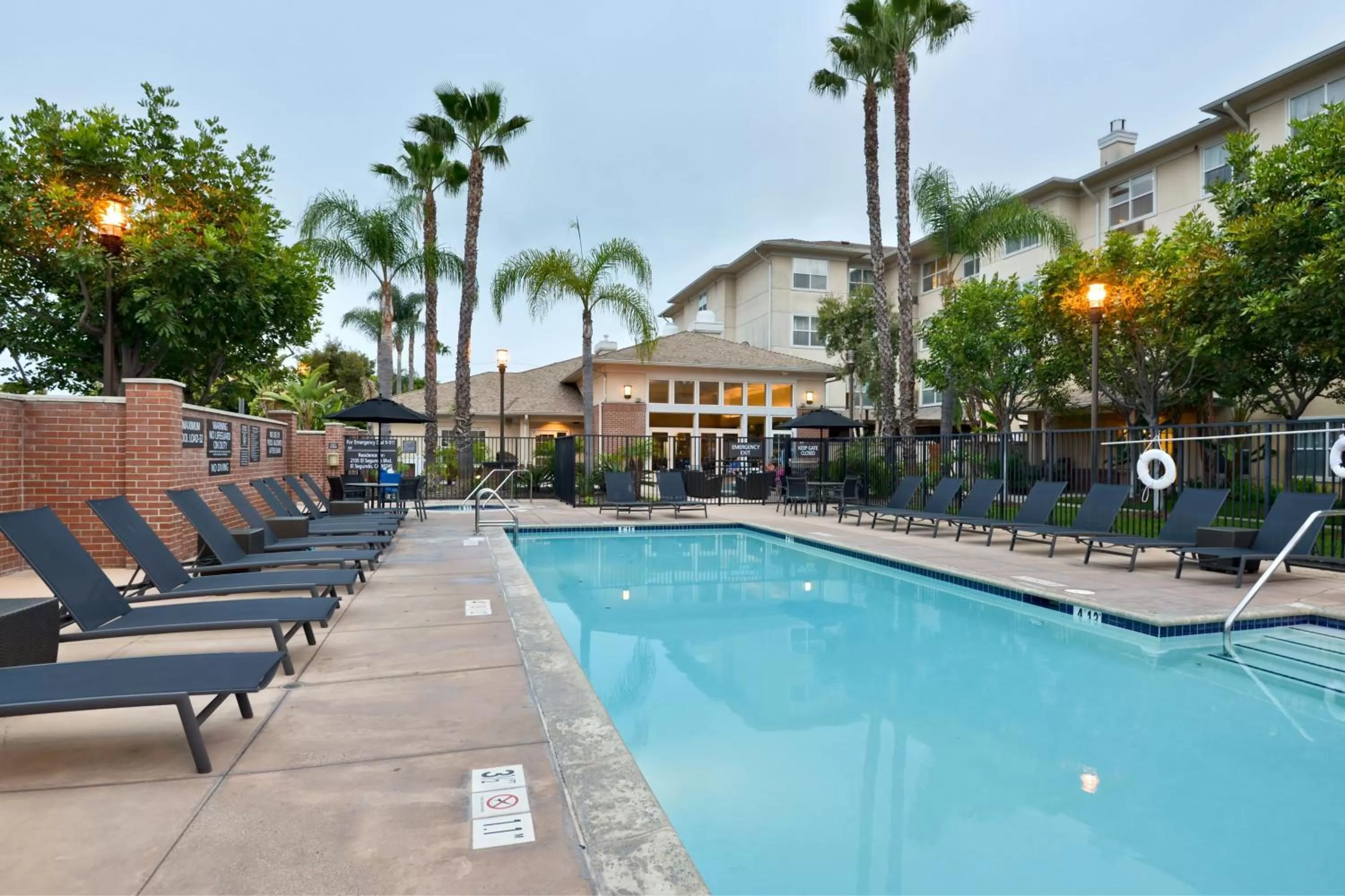 Swimming pool in Residence Inn Los Angeles LAX/El Segundo