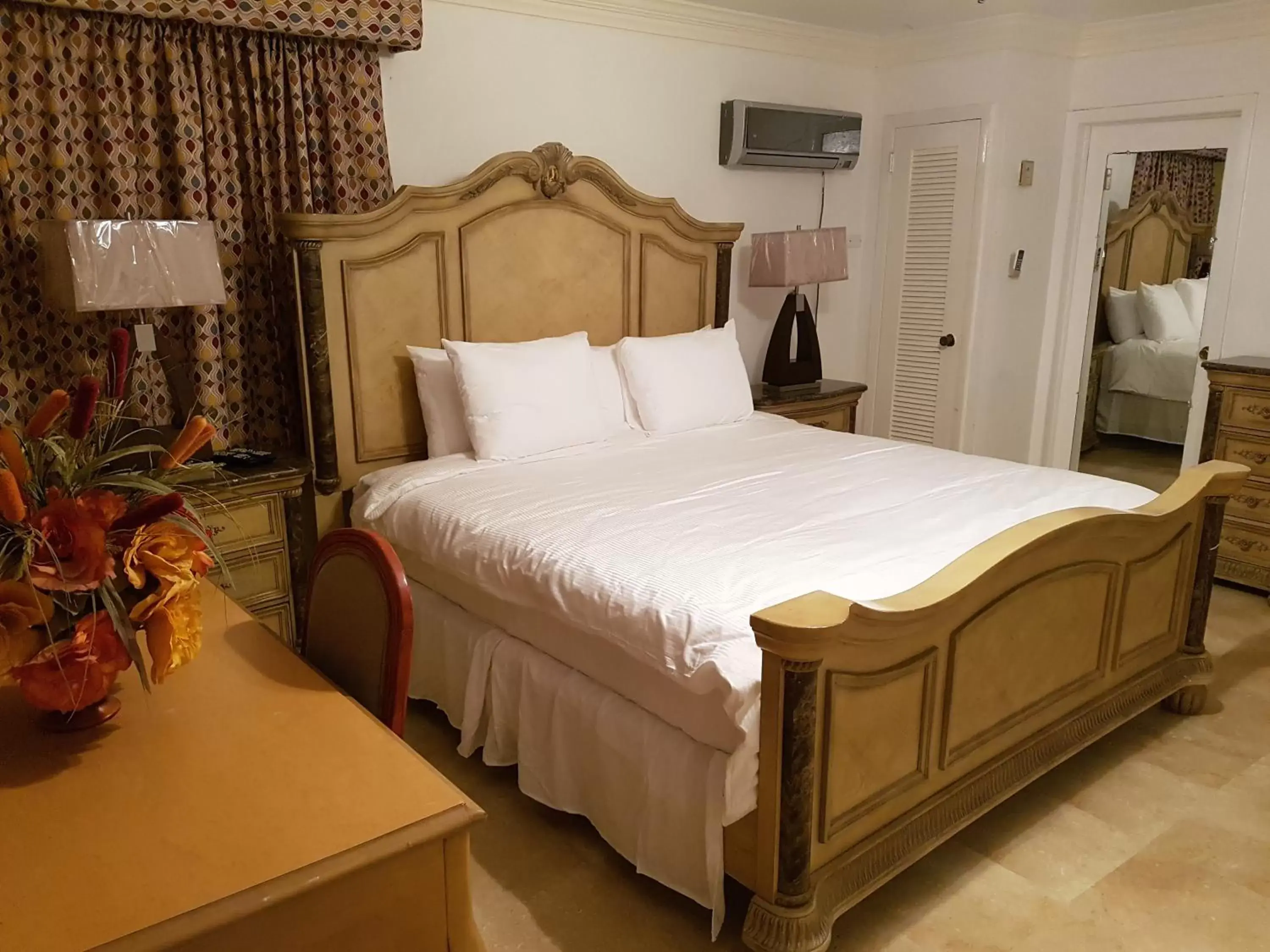 Bed in Golden Palm B & B