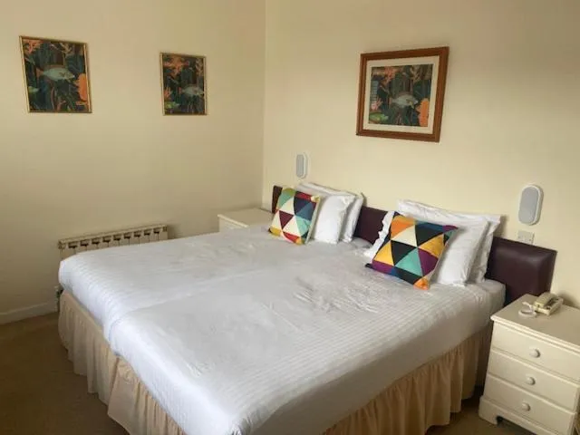 Bedroom, Bed in Runnymede Court Hotel