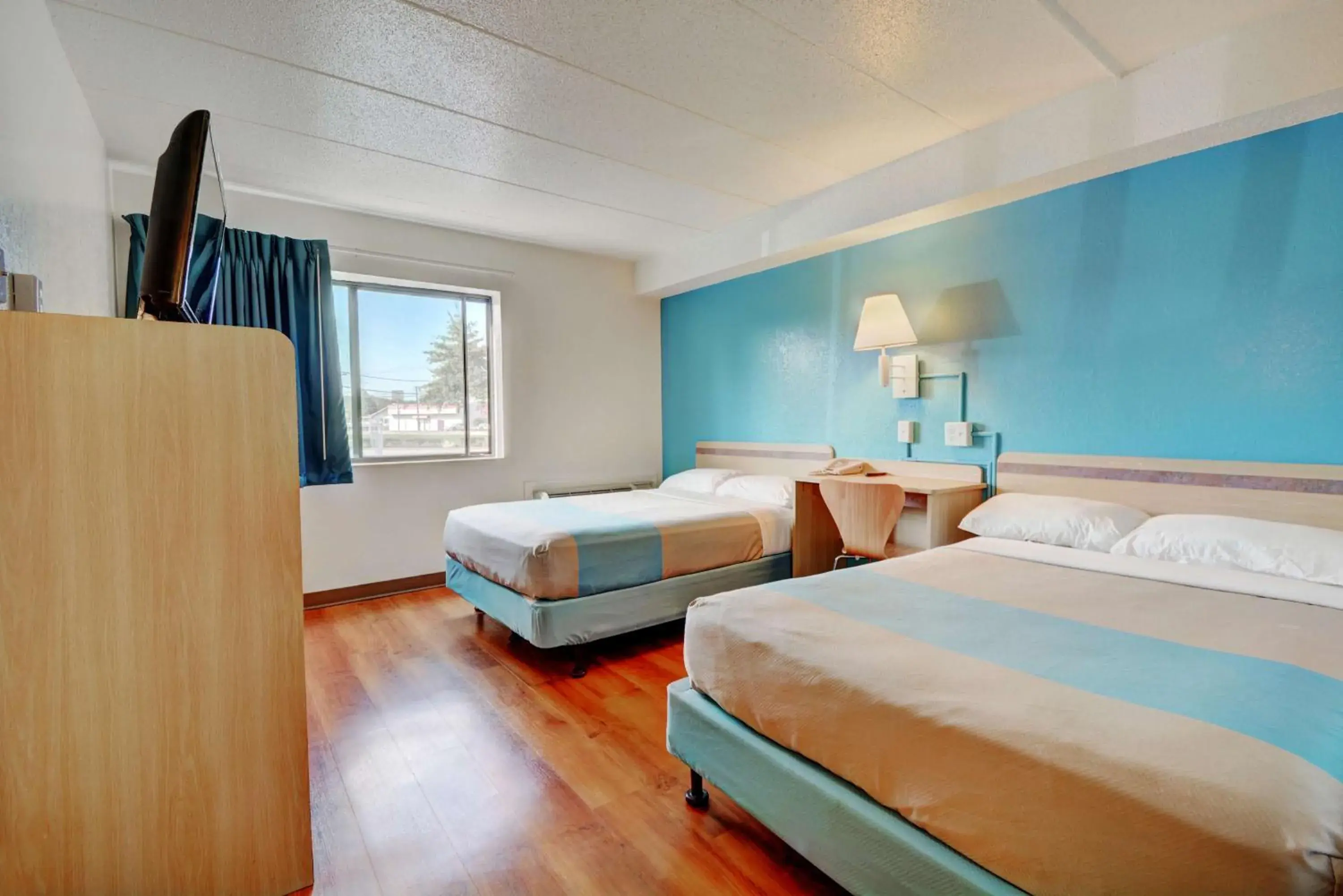 Photo of the whole room, Bed in Motel 6-Newport, RI