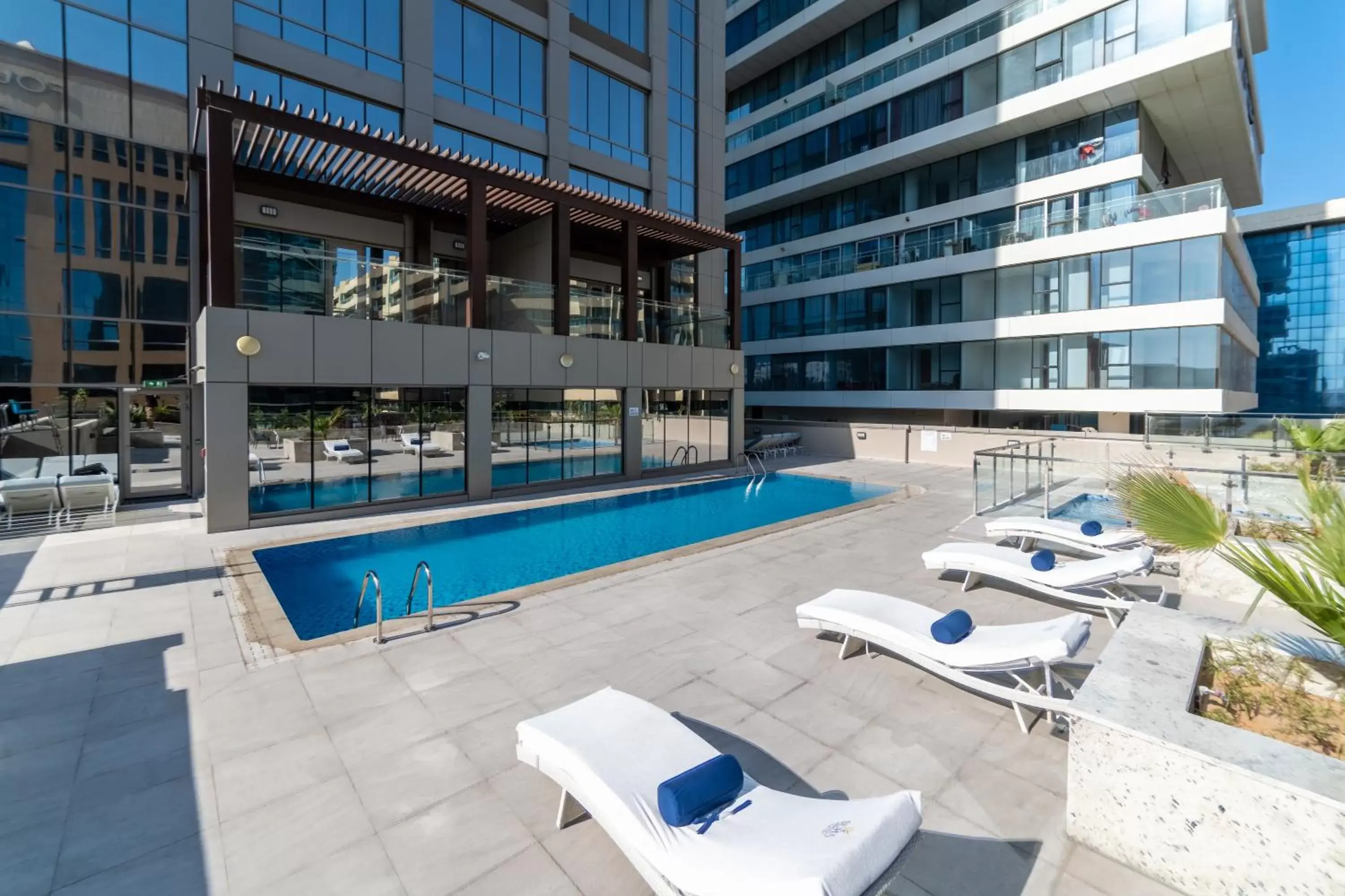 Swimming pool in Suha Mina Rashid Hotel Apartments