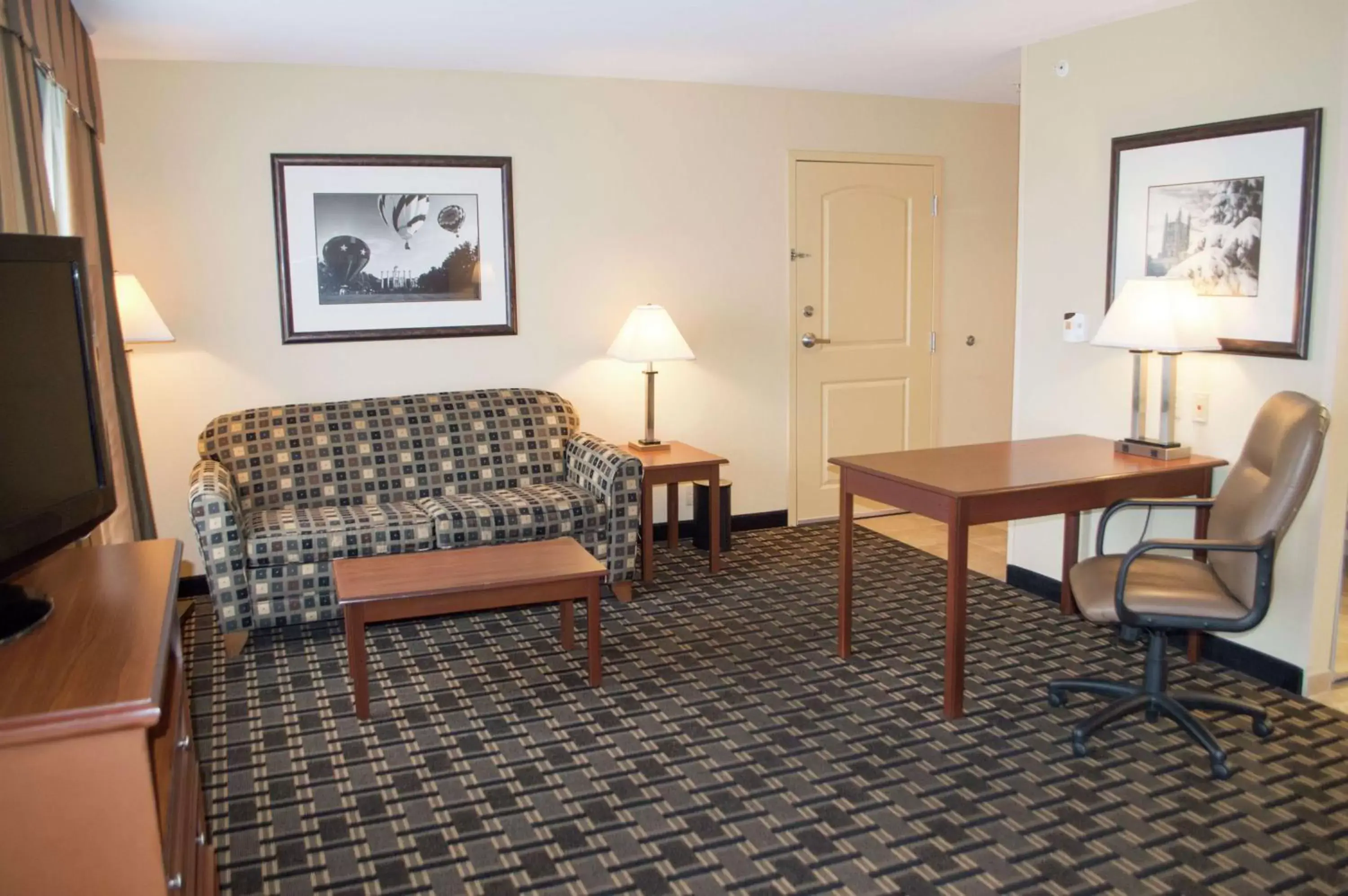 Bed, Seating Area in Hampton Inn & Suites Columbia at the University of Missouri