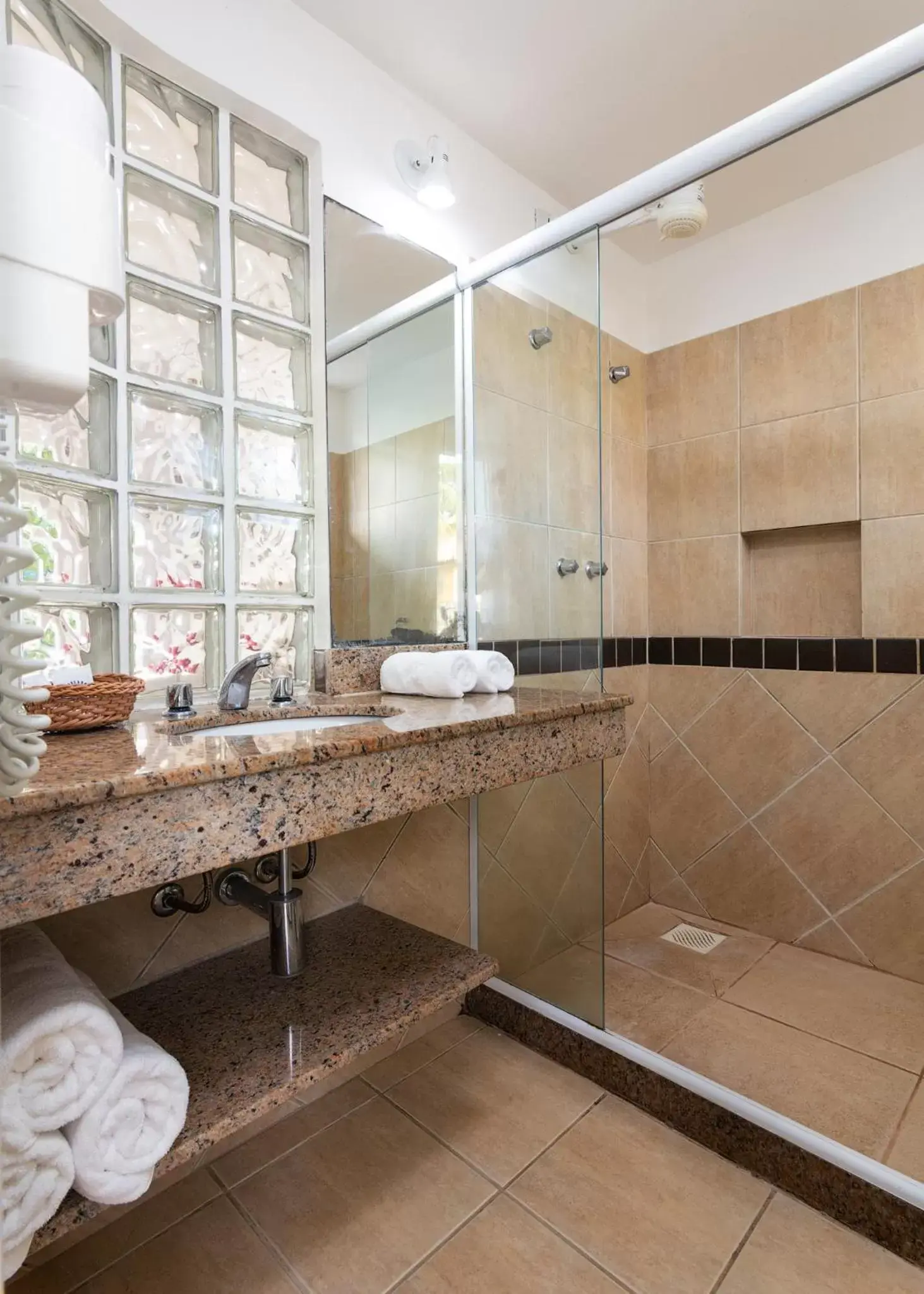 Shower, Bathroom in Hotel Miratlantico Búzios