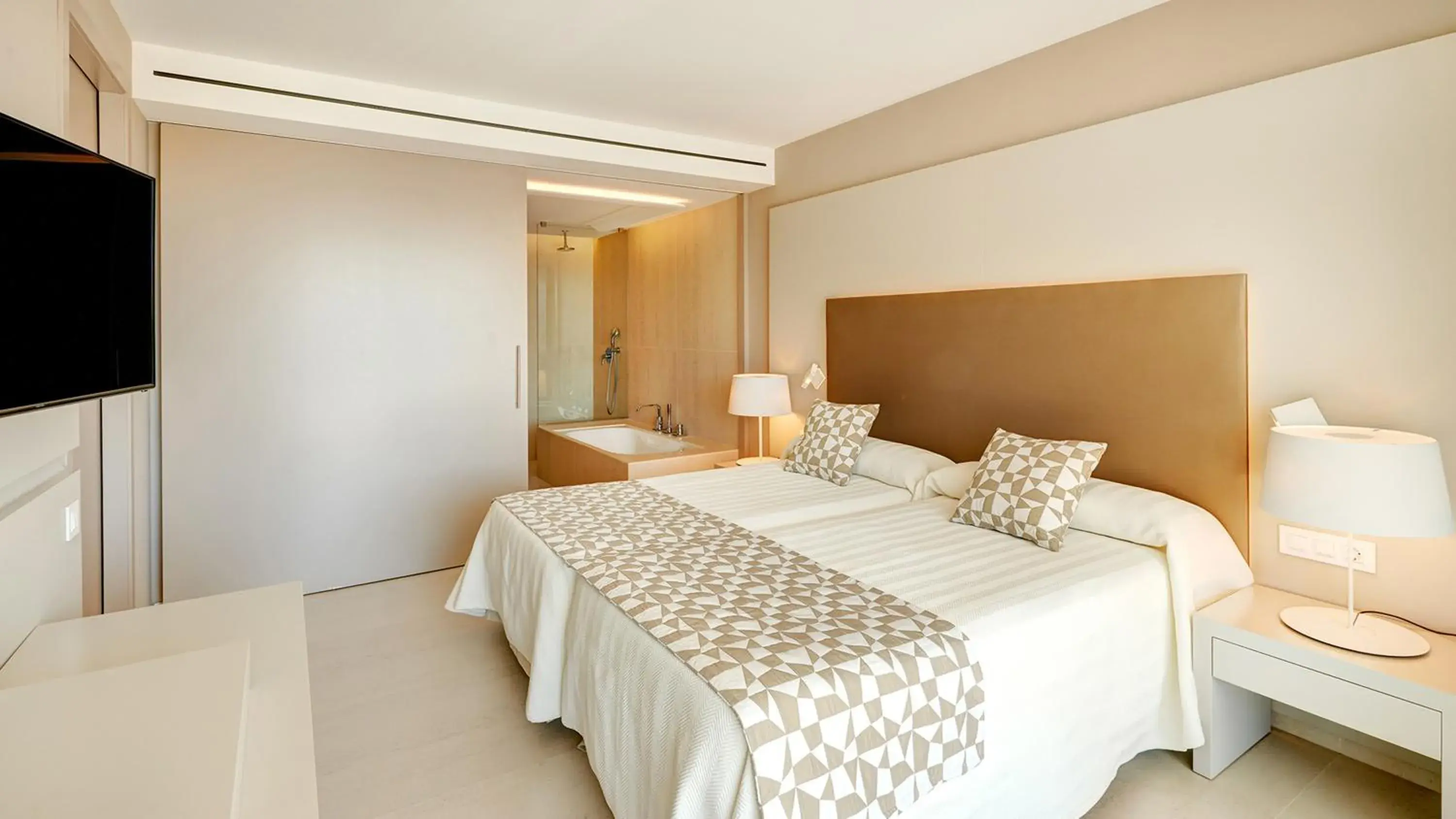 Photo of the whole room, Bed in Hipotels Gran Playa de Palma