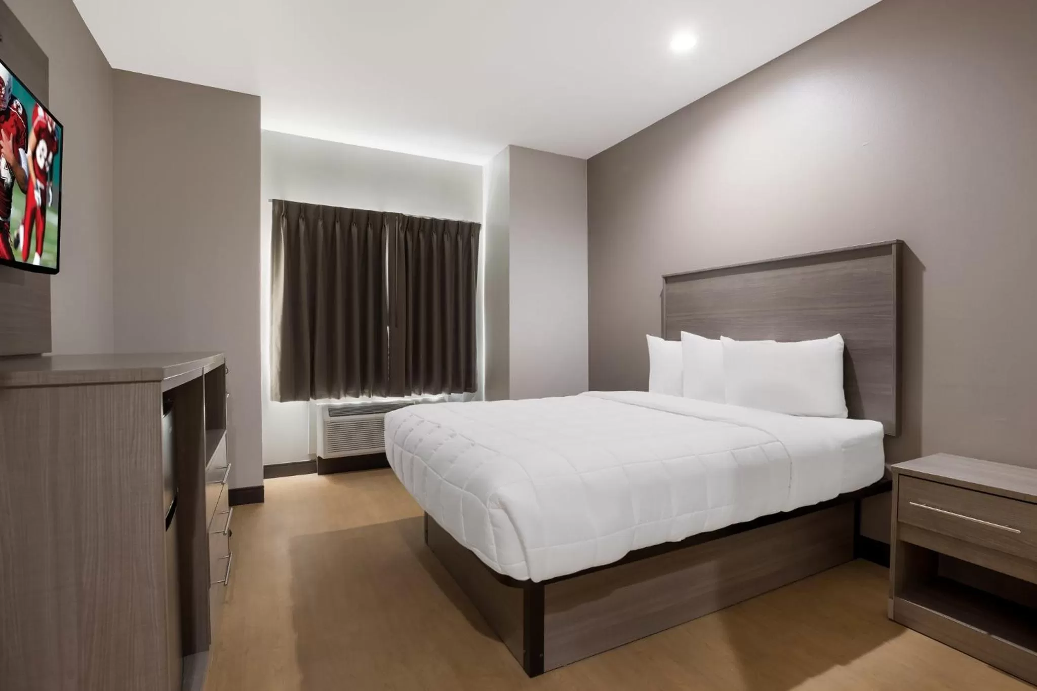 Photo of the whole room, Bed in Red Roof Inn Sulphur