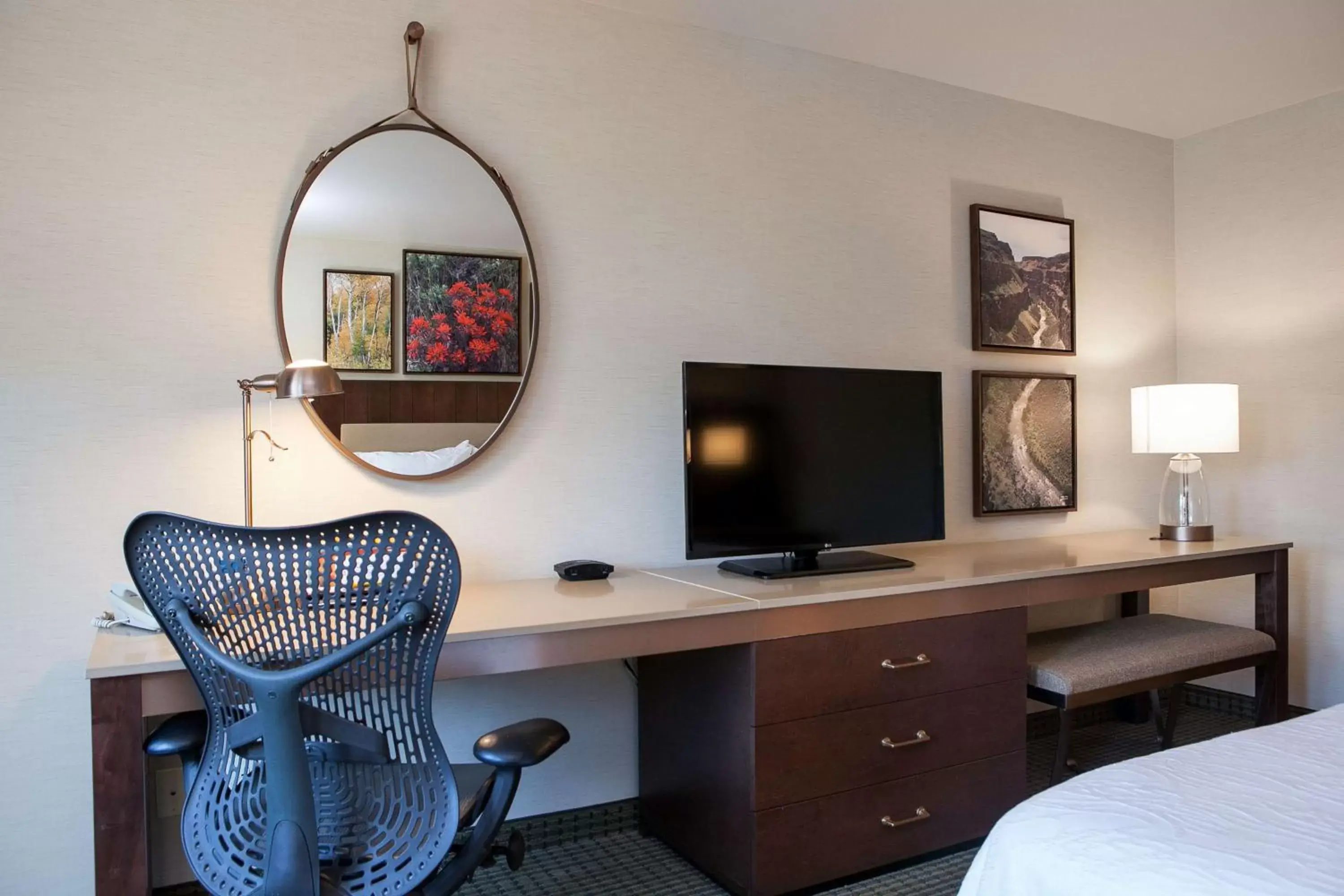 Bedroom, TV/Entertainment Center in Hilton Garden Inn Boise / Eagle