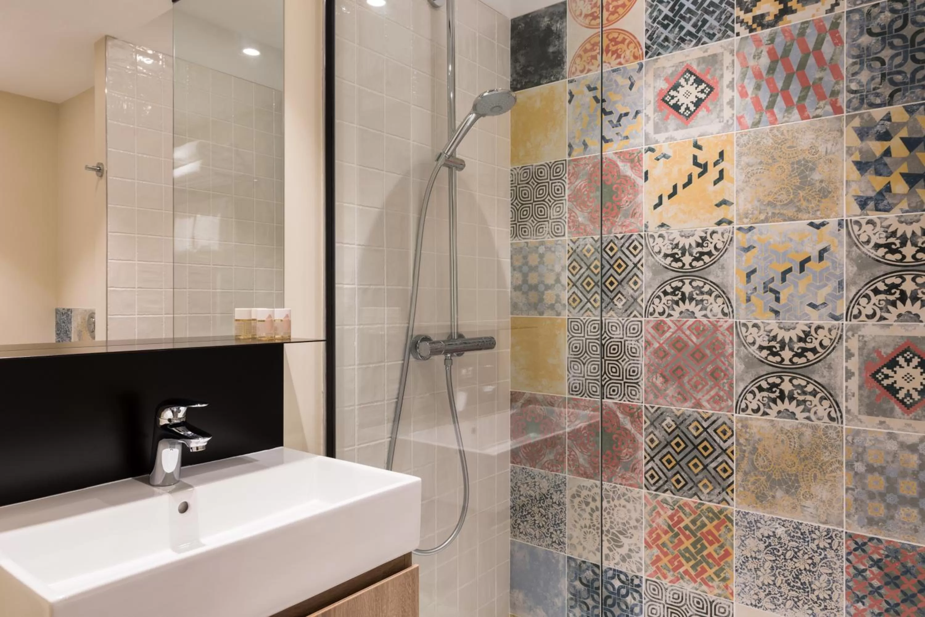 Shower in The Originals Boutique, Hôtel Maison Montmartre Paris Les Puces